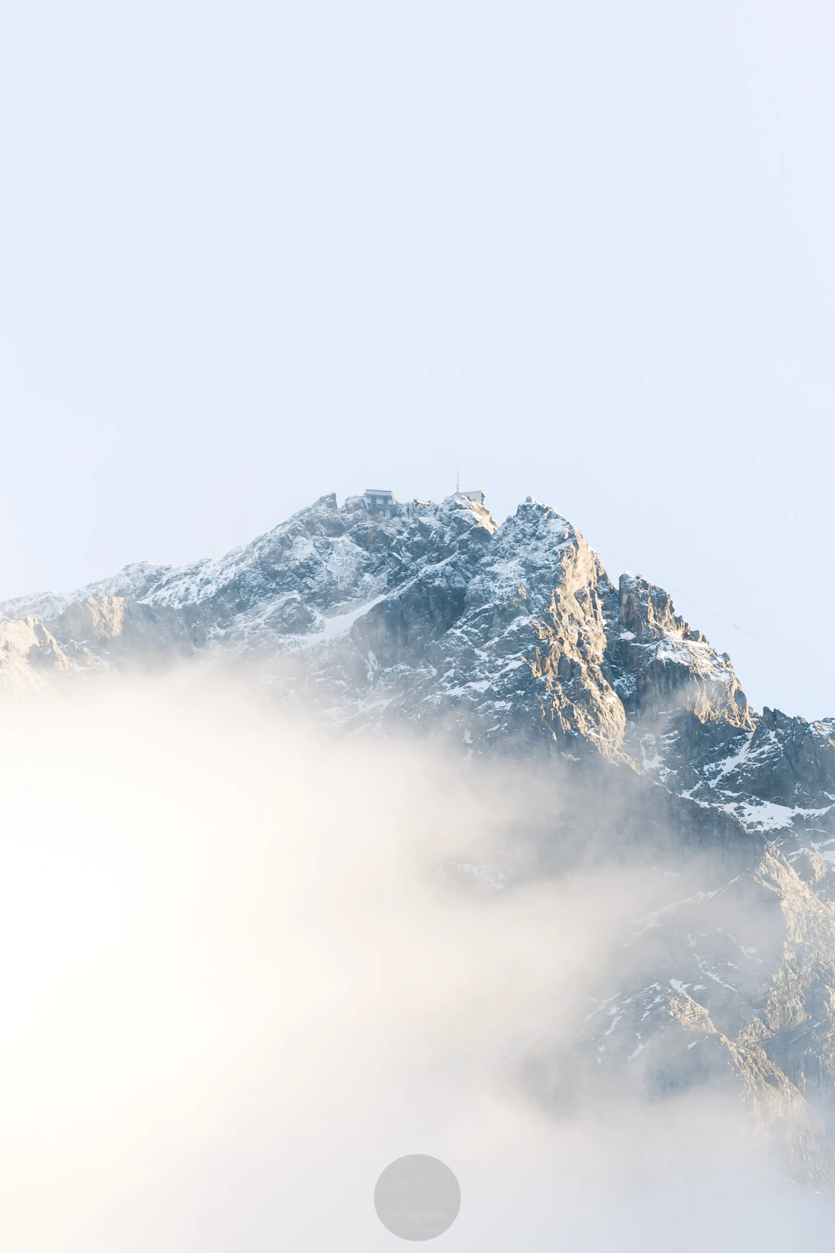 Auf der Zugspitze liegt mit etwas Glück der erste Schnee und herbstliches Wetter sorgt auch hier für Motive.