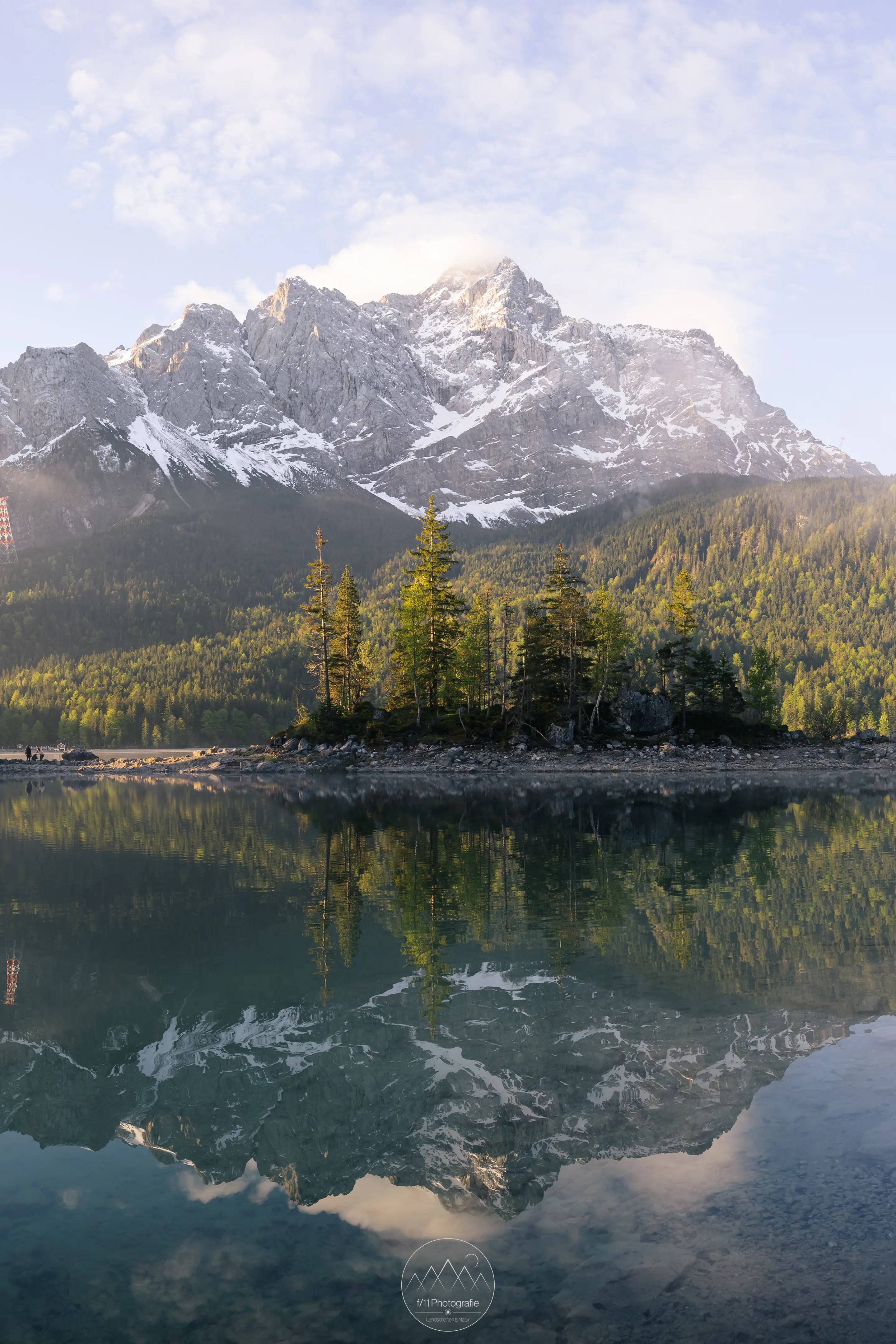 Auch noch nach Sonnenaufgang bieten sich am Eibsee stimmungsvolle Motive.