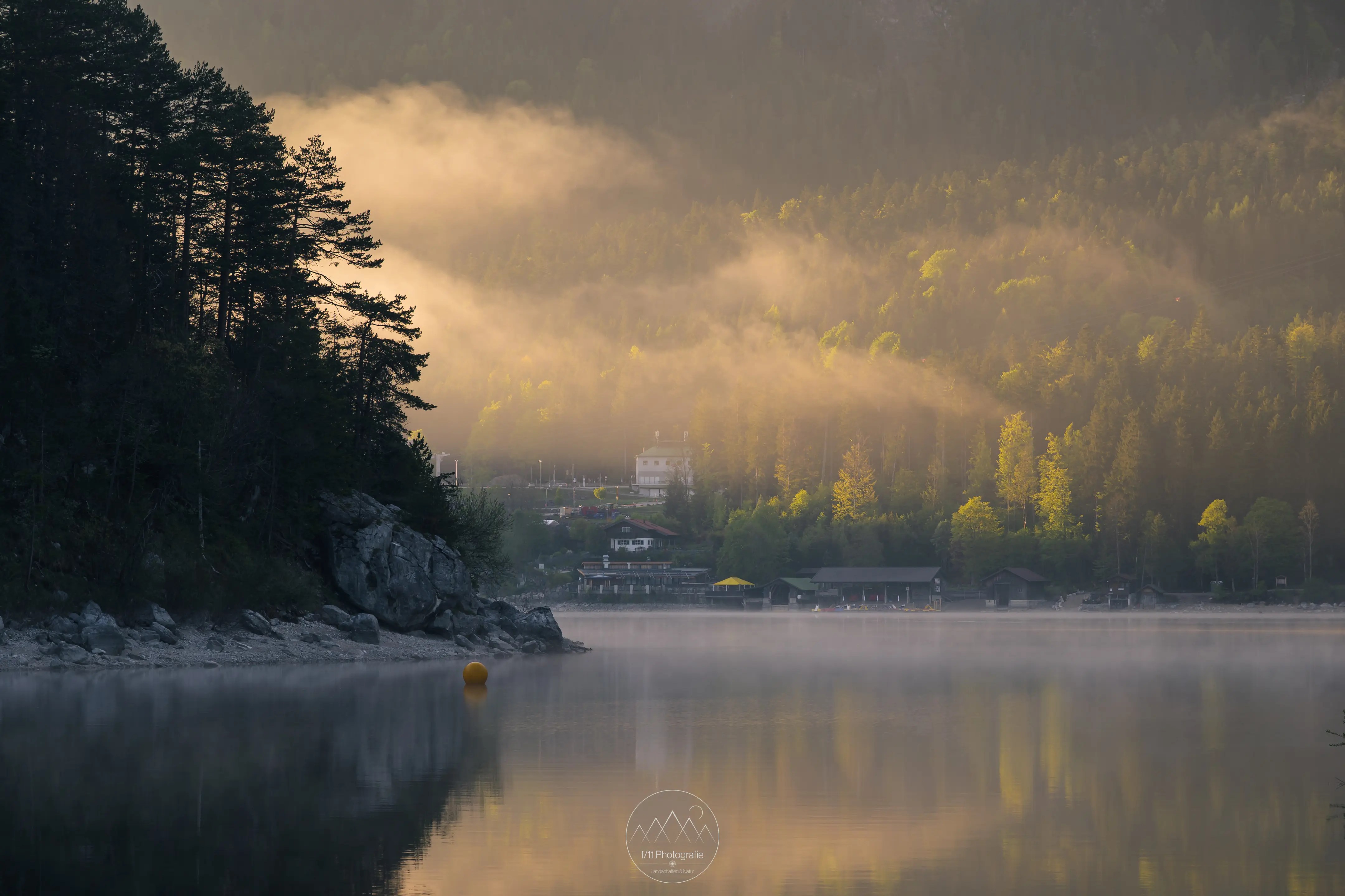 Der Blick über den See zur Seilbahn und zum Eibsee Hotel ist eine weitere Motividee.