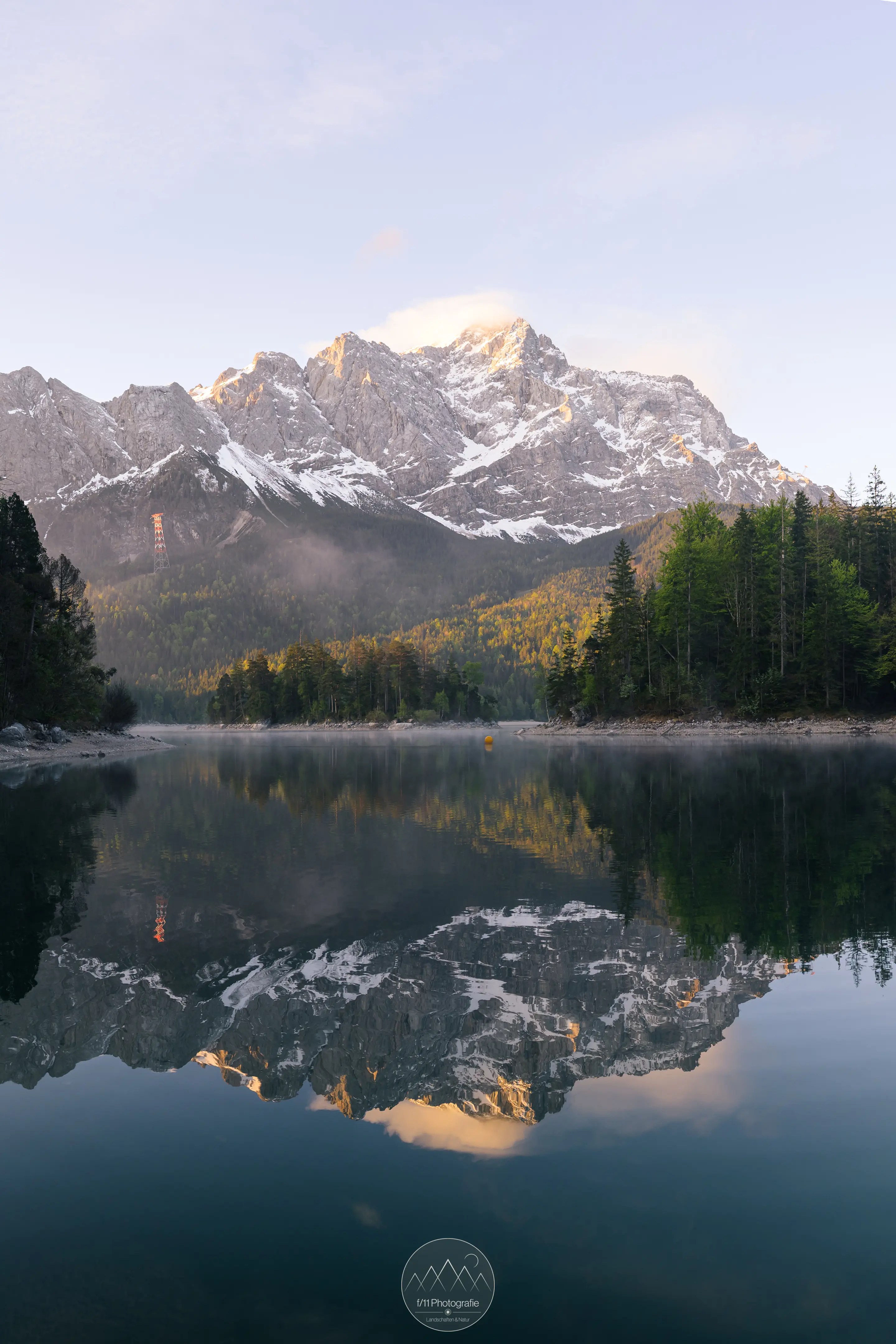 Eines der klassischen Motive am Eibsee. Der Blick zur Sasseninsel und zur Zugspitze.