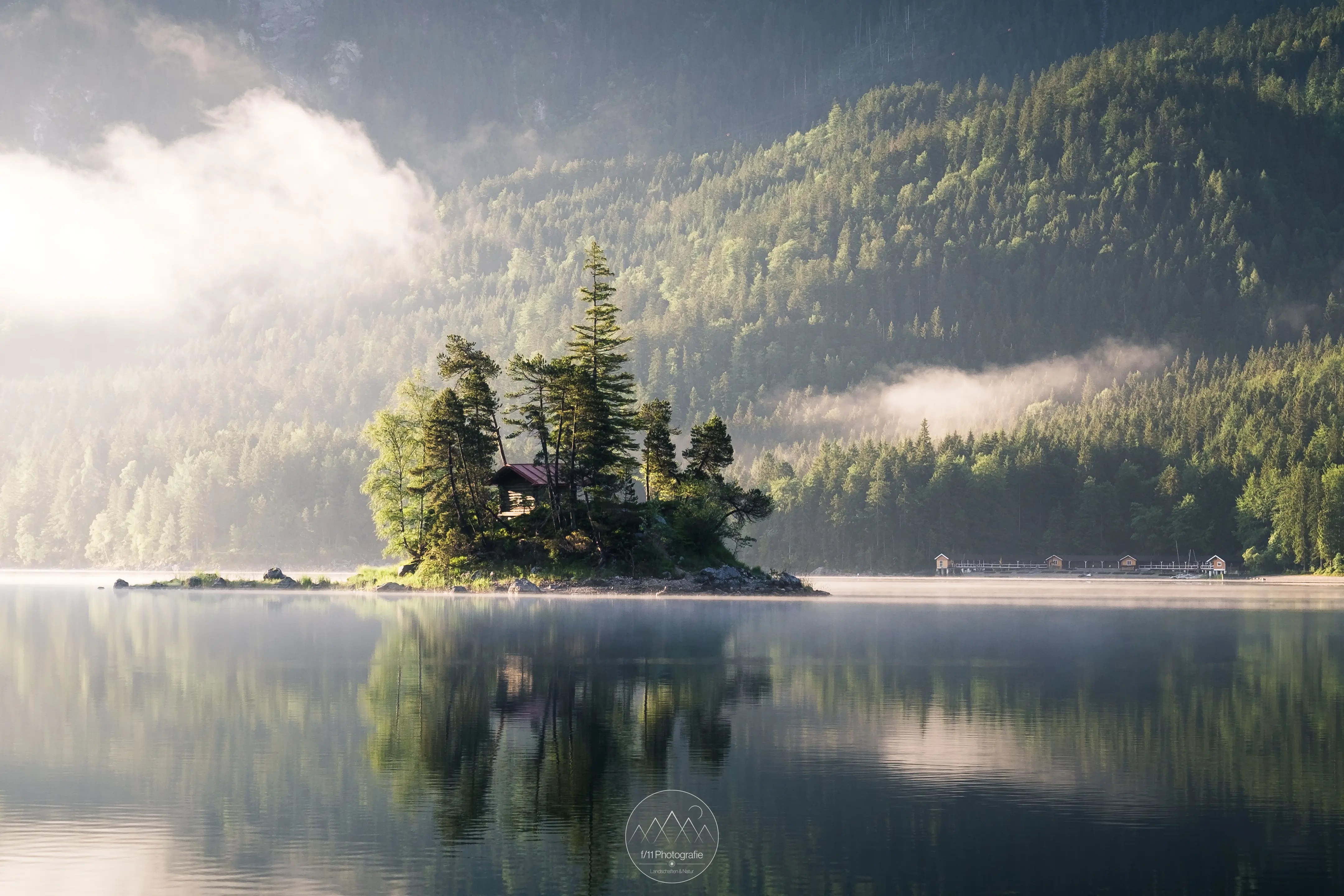 Nicht weit entfernt vom Hinkelstein ergibt sich dieser Blick auf diese kleine Hütte mit rotem Dach.
