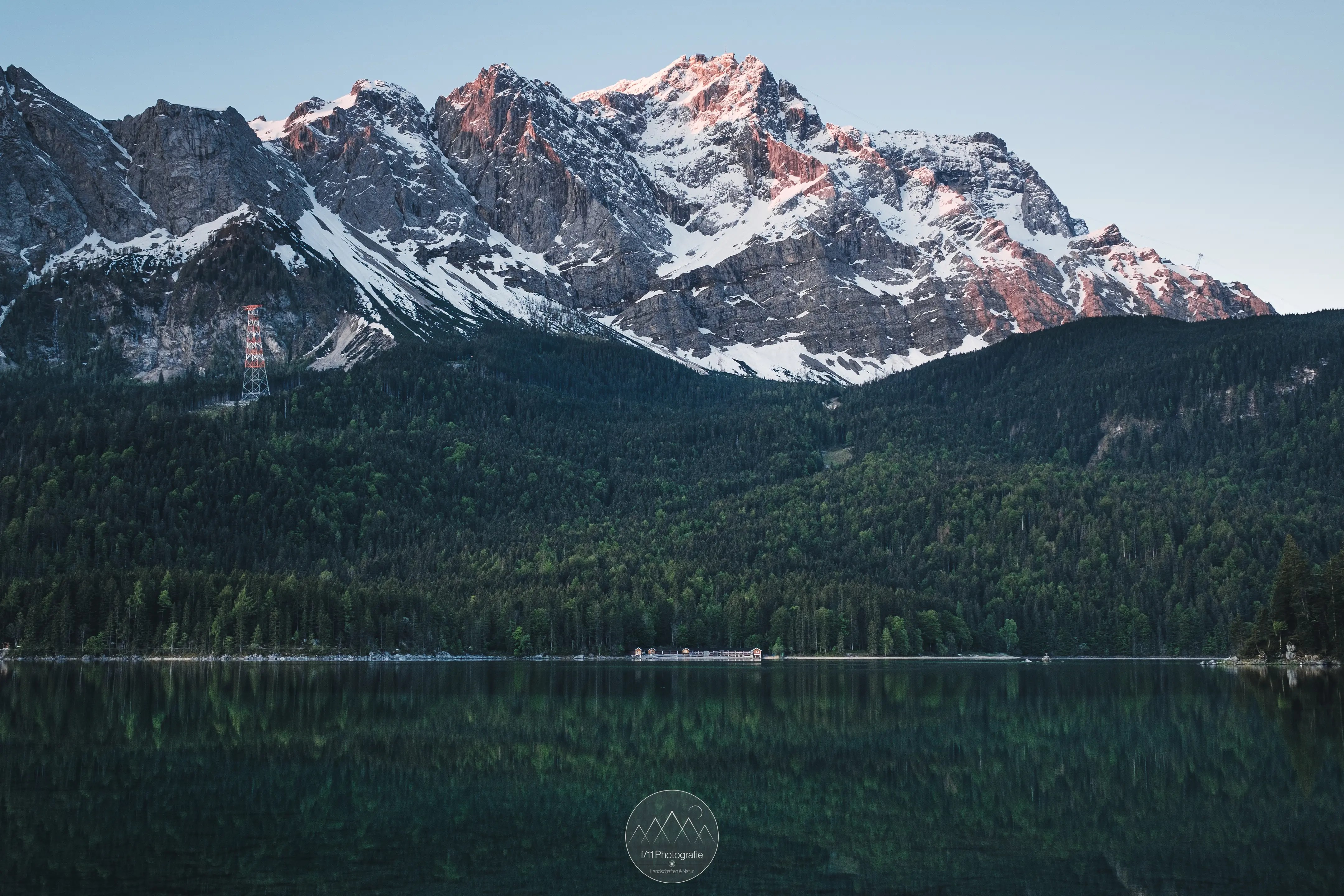 Direkt an der Brücke über den Obersee ergibt sich der erste schöne Blick über den Eibsee auf die Zugspitze.