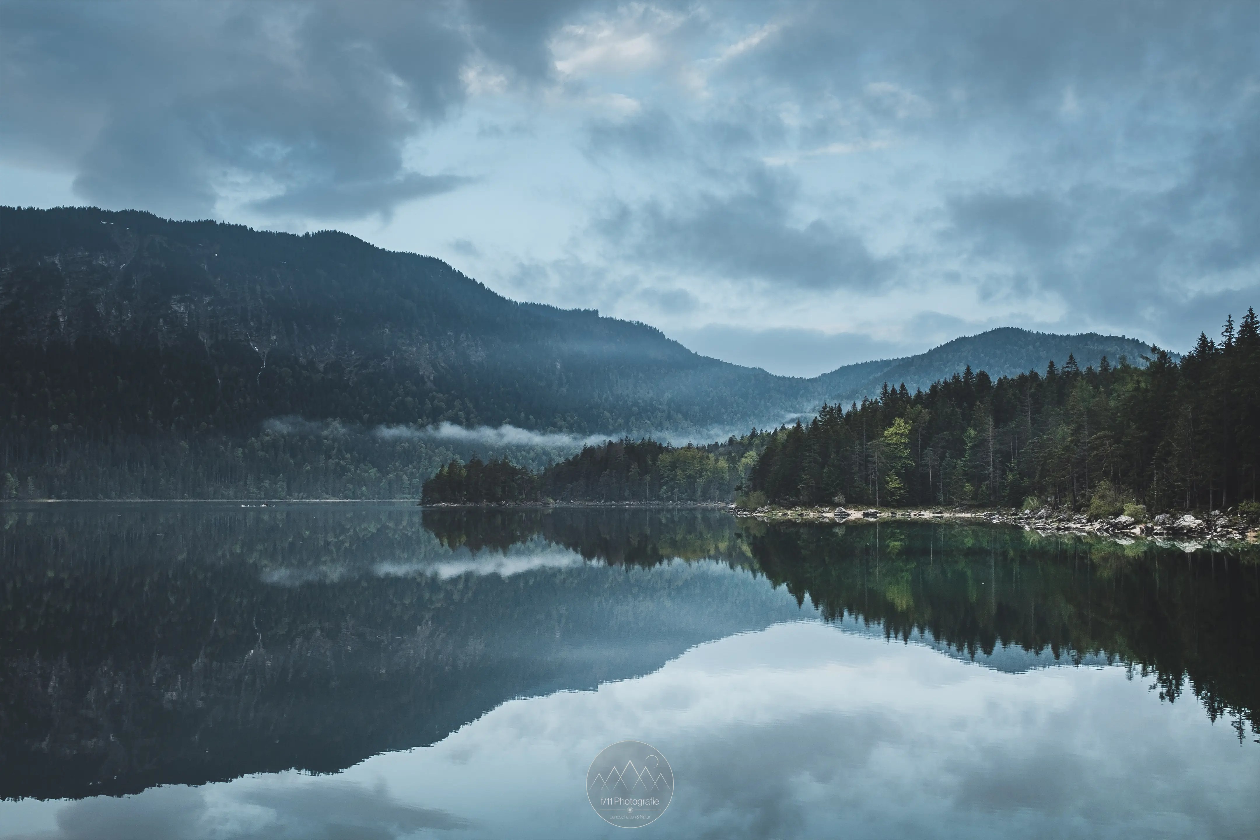 Auch der Blick entlang des Ufers des Eibsees ist ein lohnenswertes Motiv. An diesem Morgen war es eher neblig und stimmungsvoll.