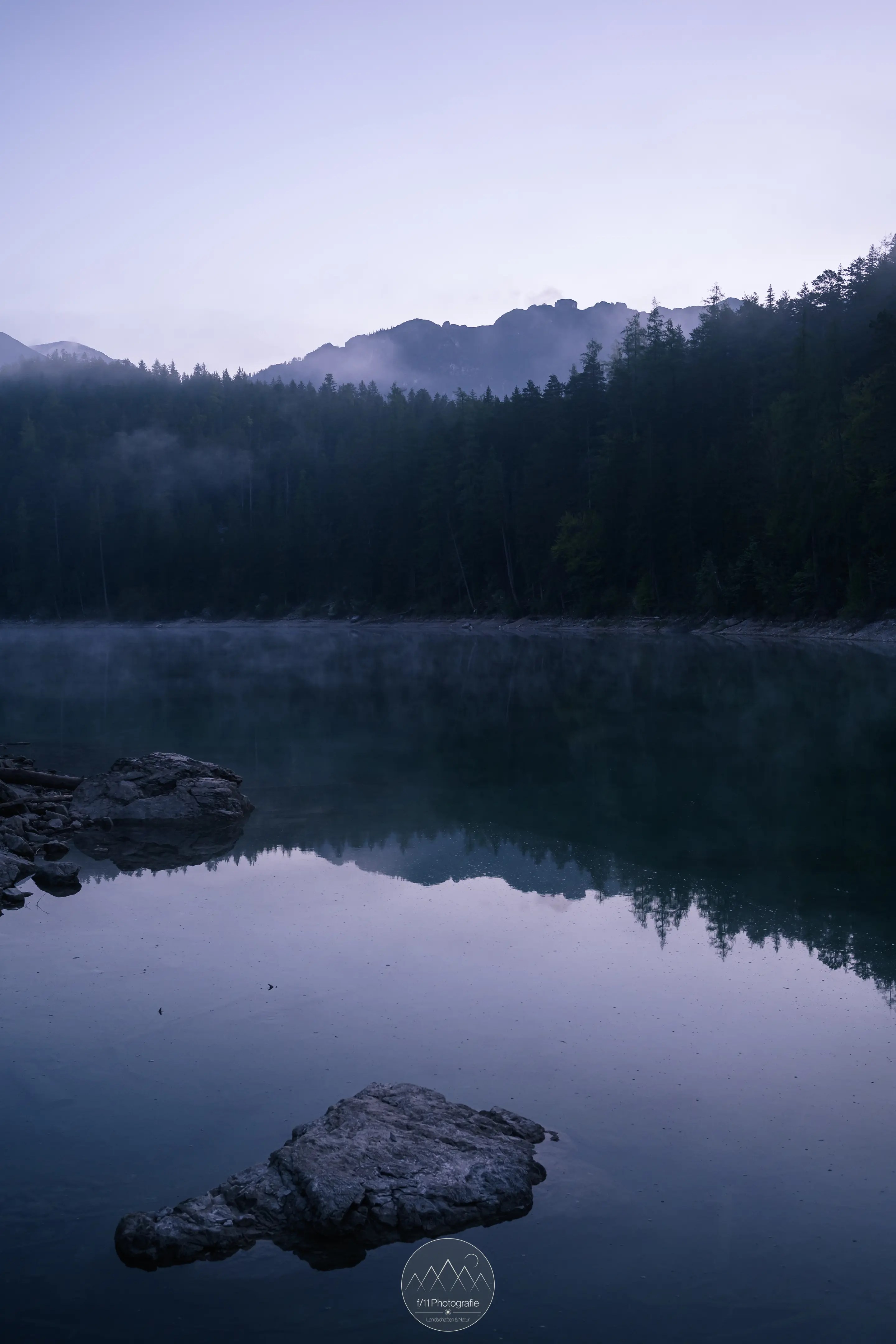Der Obersee zur blauen Stunde mit einer perfekten Spiegelung.