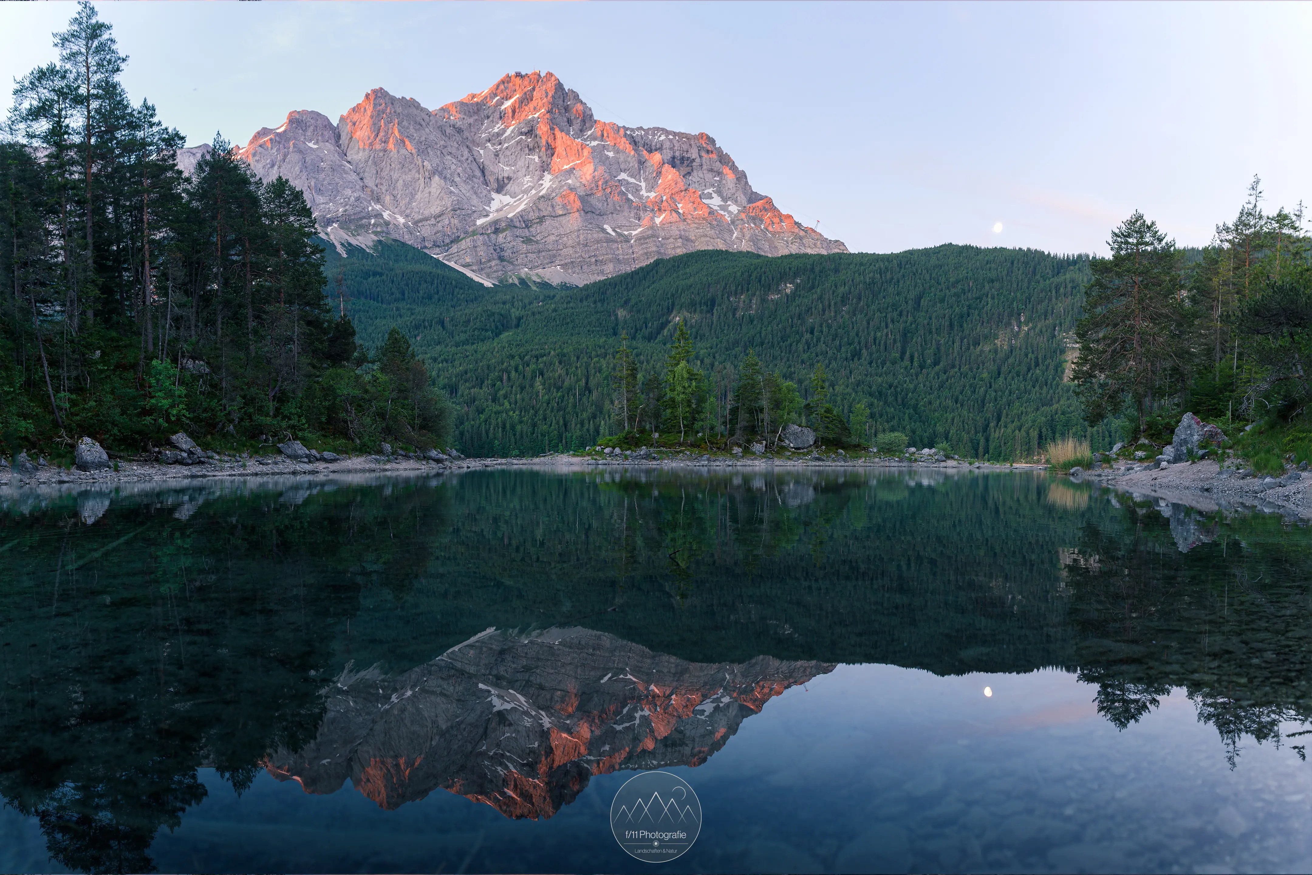 Für Aufnahmen im Querformat sind Brennweiten im Weitwinkelbereich hilfreich, um den Eibsee samt seiner schönen spiegelungen gut einzufangen.