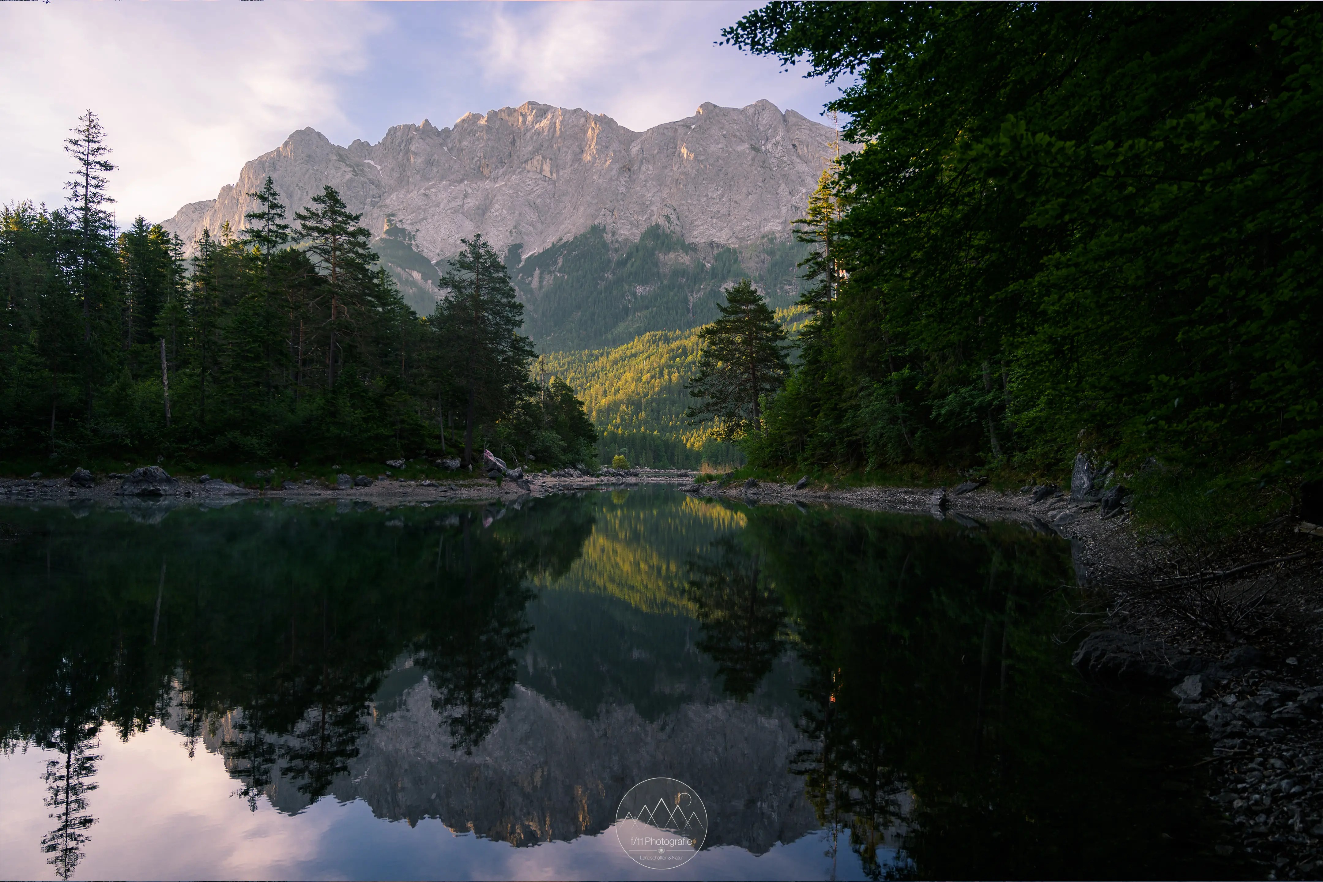 Am Ende einer weiteren Bucht am Hinkelstein ergibt sich ein toller Blick über den See zum Wettersteingebirge.