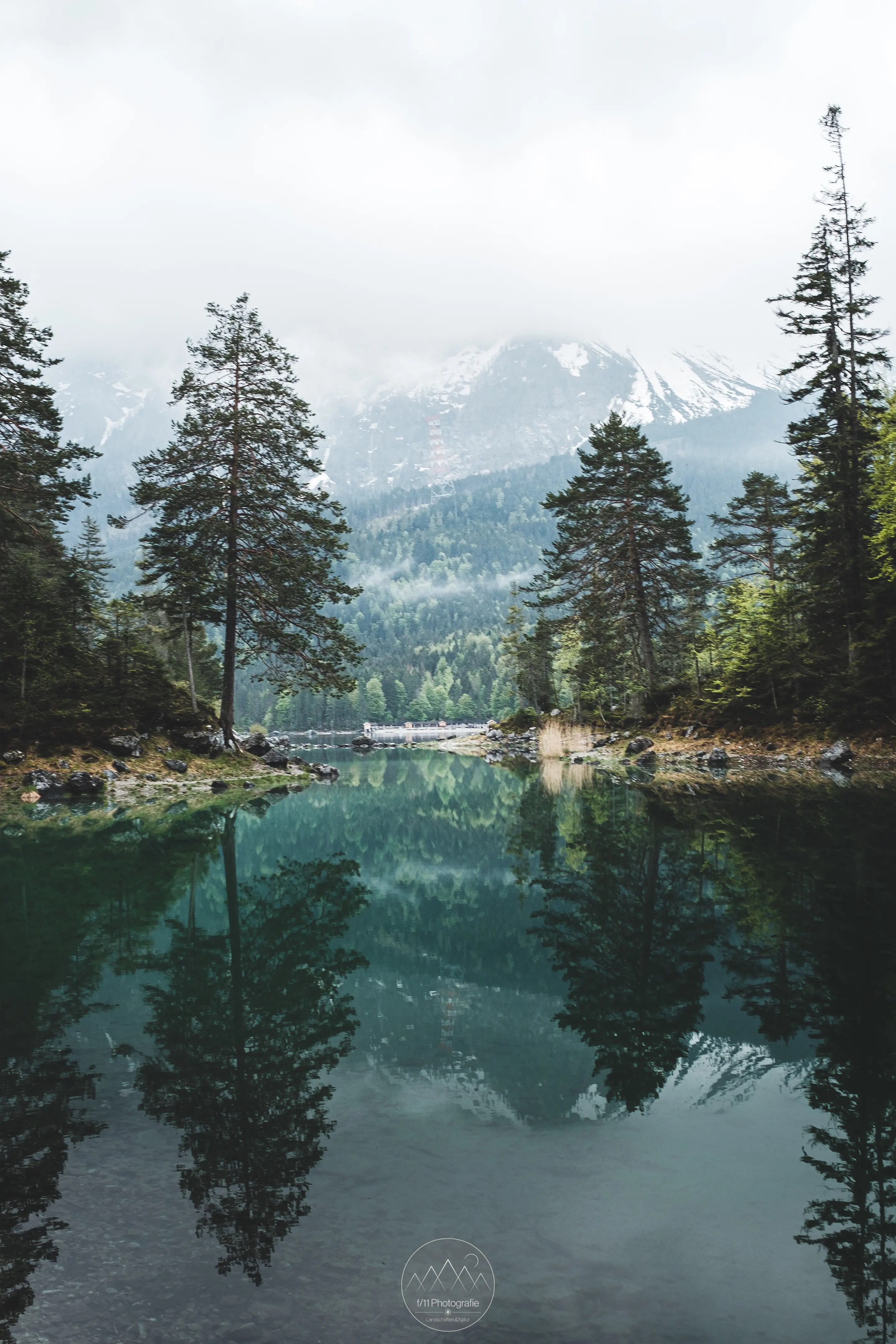 Auch bei Nebel oder tief hängenden Wolken lohnt sich ein Abstecher an die kleinen Buchten am Hinkelstein.
