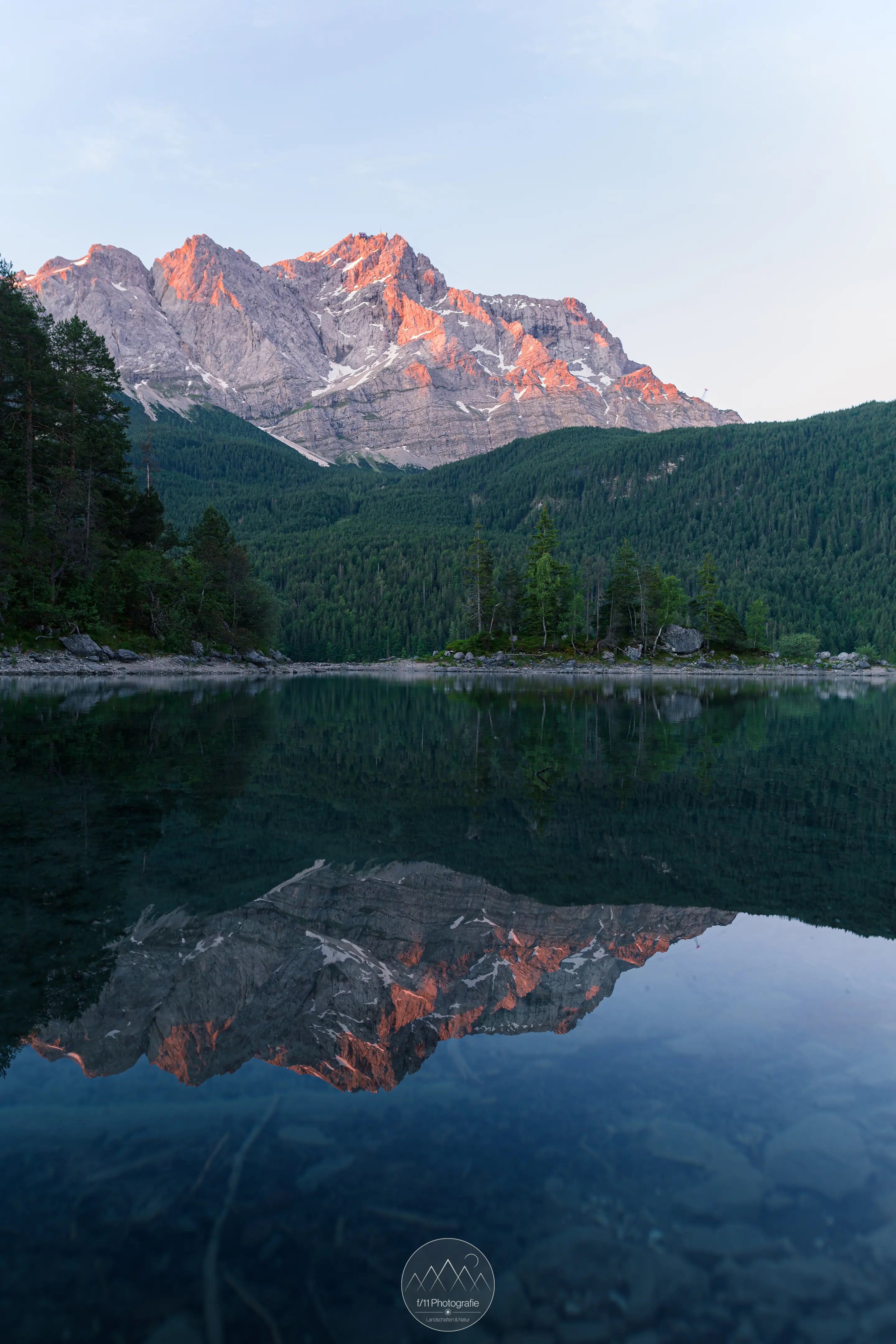 Direkt zum Sonnenaufgang wird man auch am Hinkelstein mit schönen Spiegelungen belohnt. 