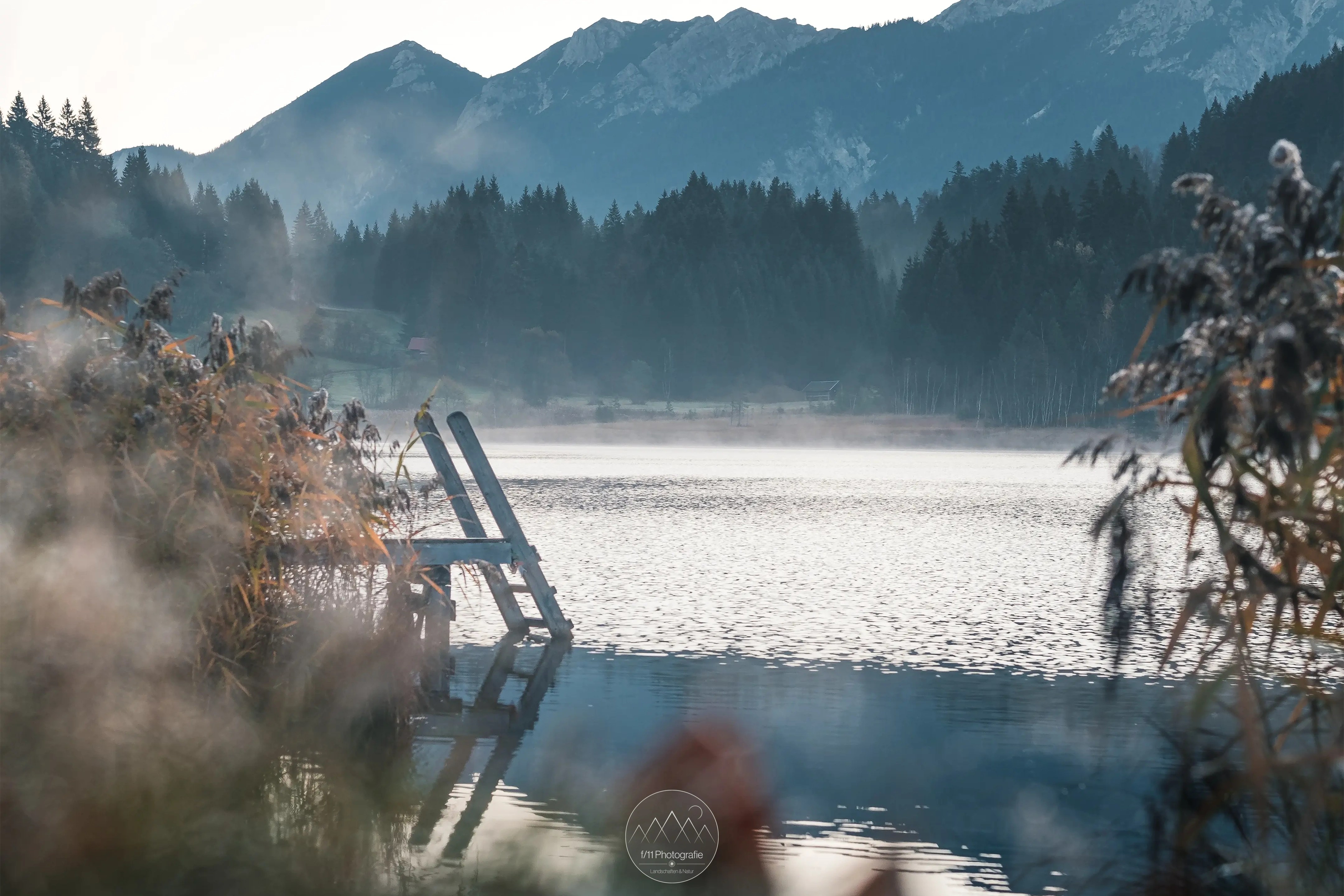 Manchmal lässt sich die Verbindung von Mensch und Natur am Ufer gut darstellen, wie hier mit dem Steg.