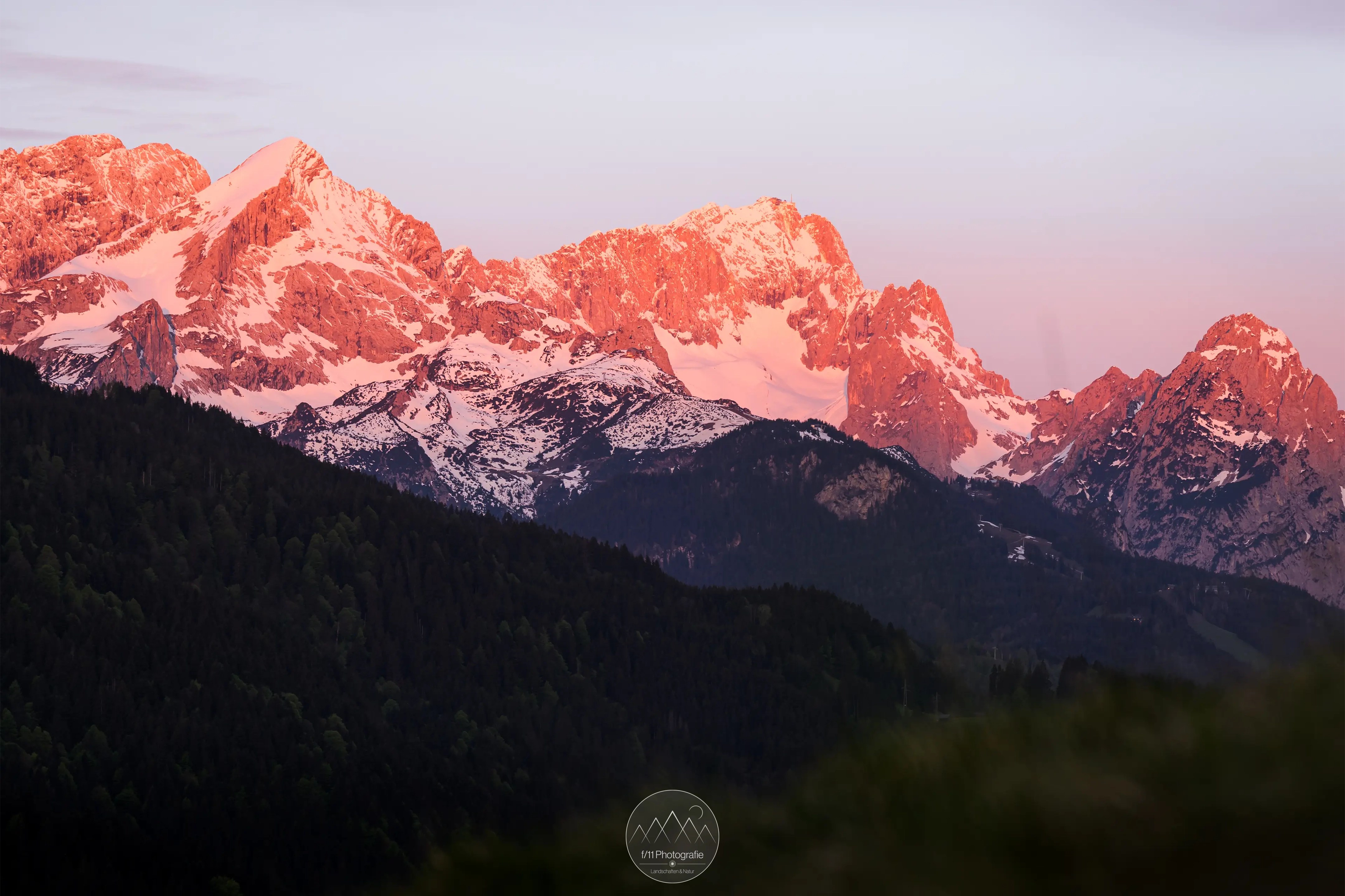Auch das Wettersteingebirge mit der Zugspitze leuchtet im Frühling besonders kräftig.