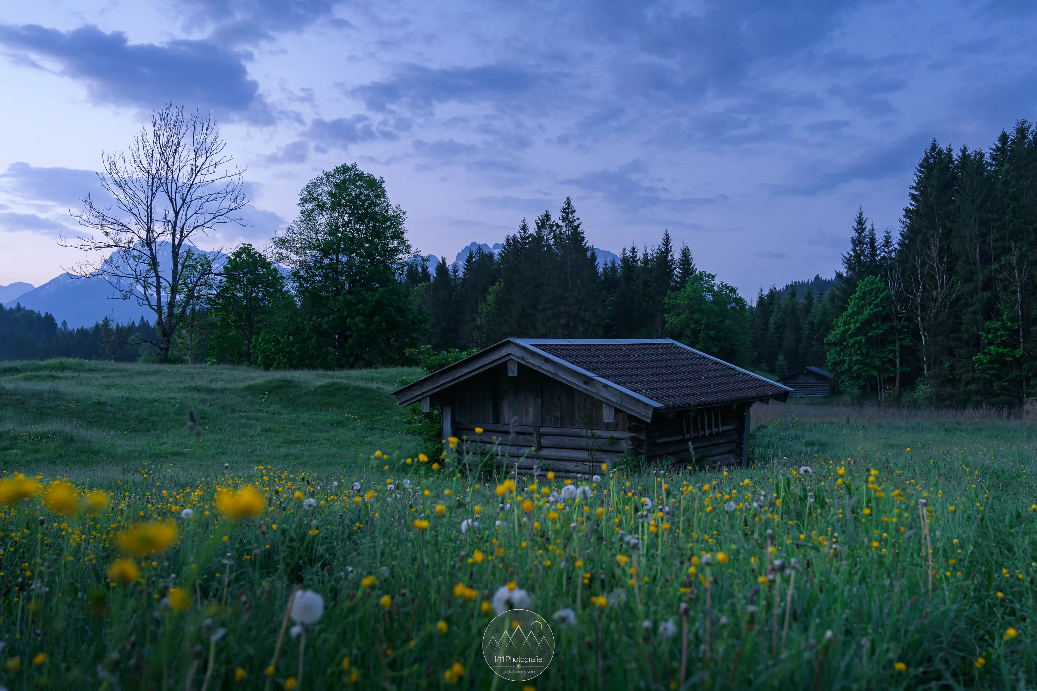 Zur blauen Stunde am Geroldsee im Mai, die Wiesen erstrahlen in einem saftigen Grün.