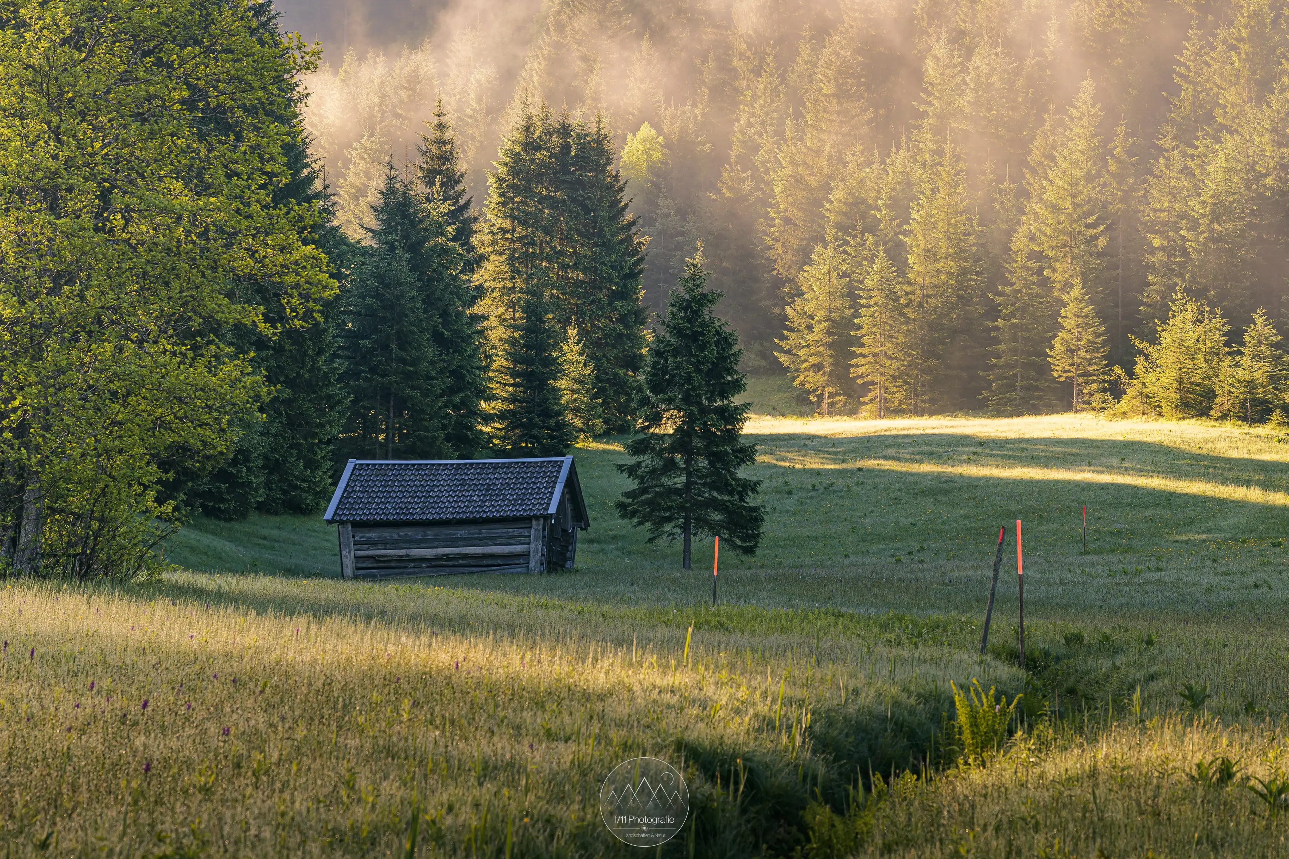 Am Ende des See gibt es ebenso kleine Hütten, die malerisch am Waldrand stehen.