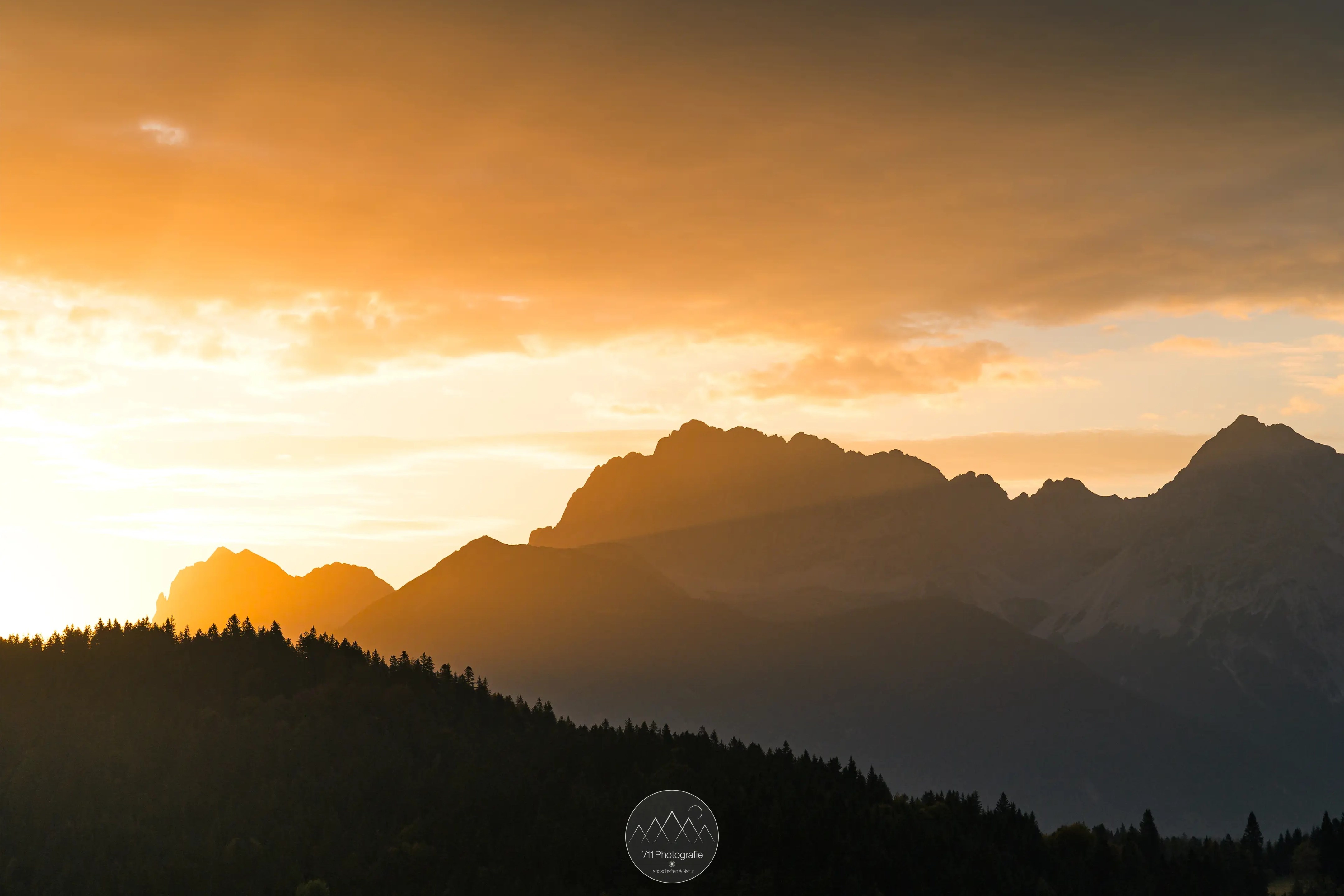 Je höher die Sonne steigt, desto spektakulärer werden die Lichtspiele am Karwendelgebirge. An diesem Morgen waren die Bedingungen perfekt.