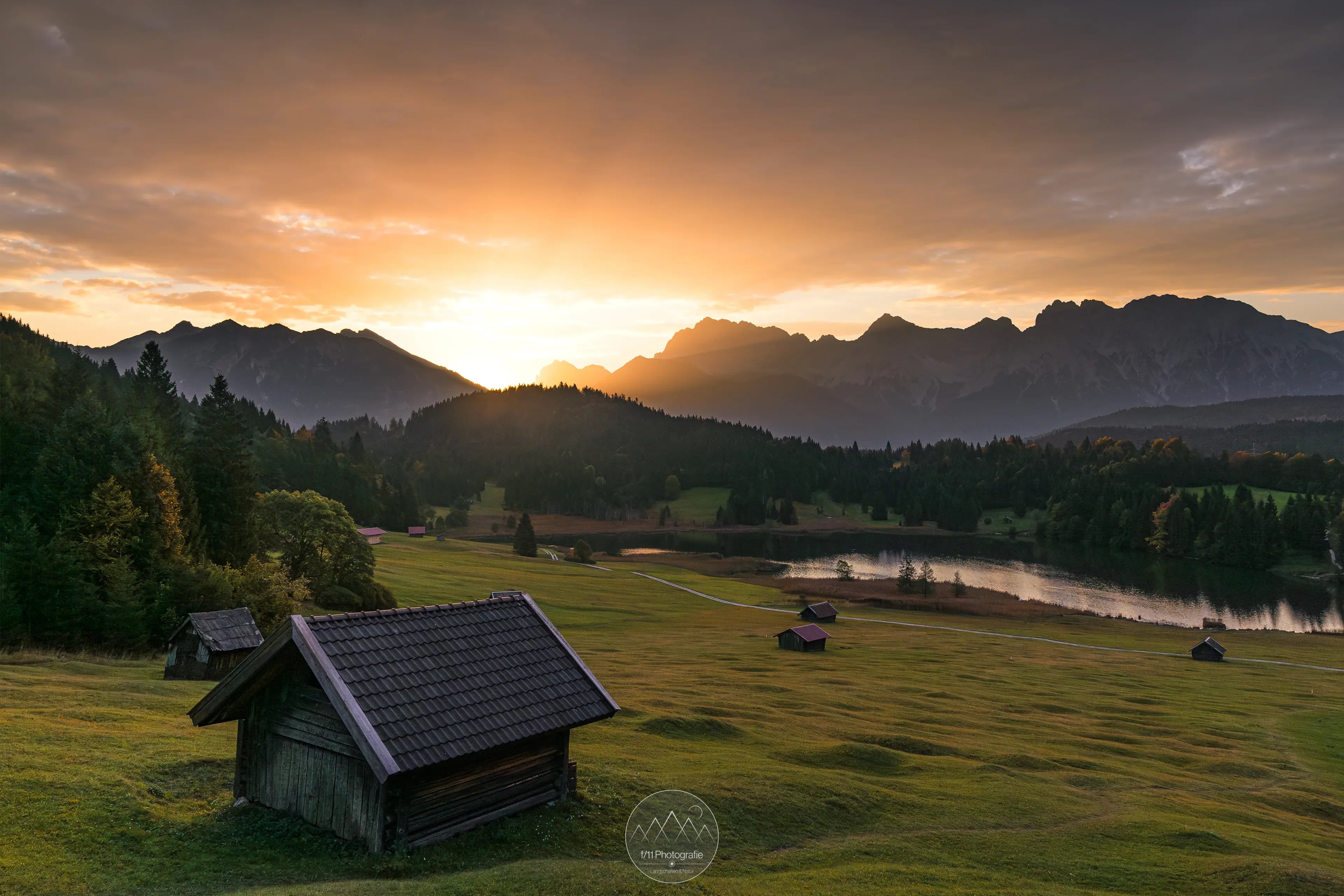 Ein Sonnenaufgang im Herbst am Geroldsee. Das bekannte Motiv oberhalb des Sees lässt im Herbst besonders spektakulär einfangen.