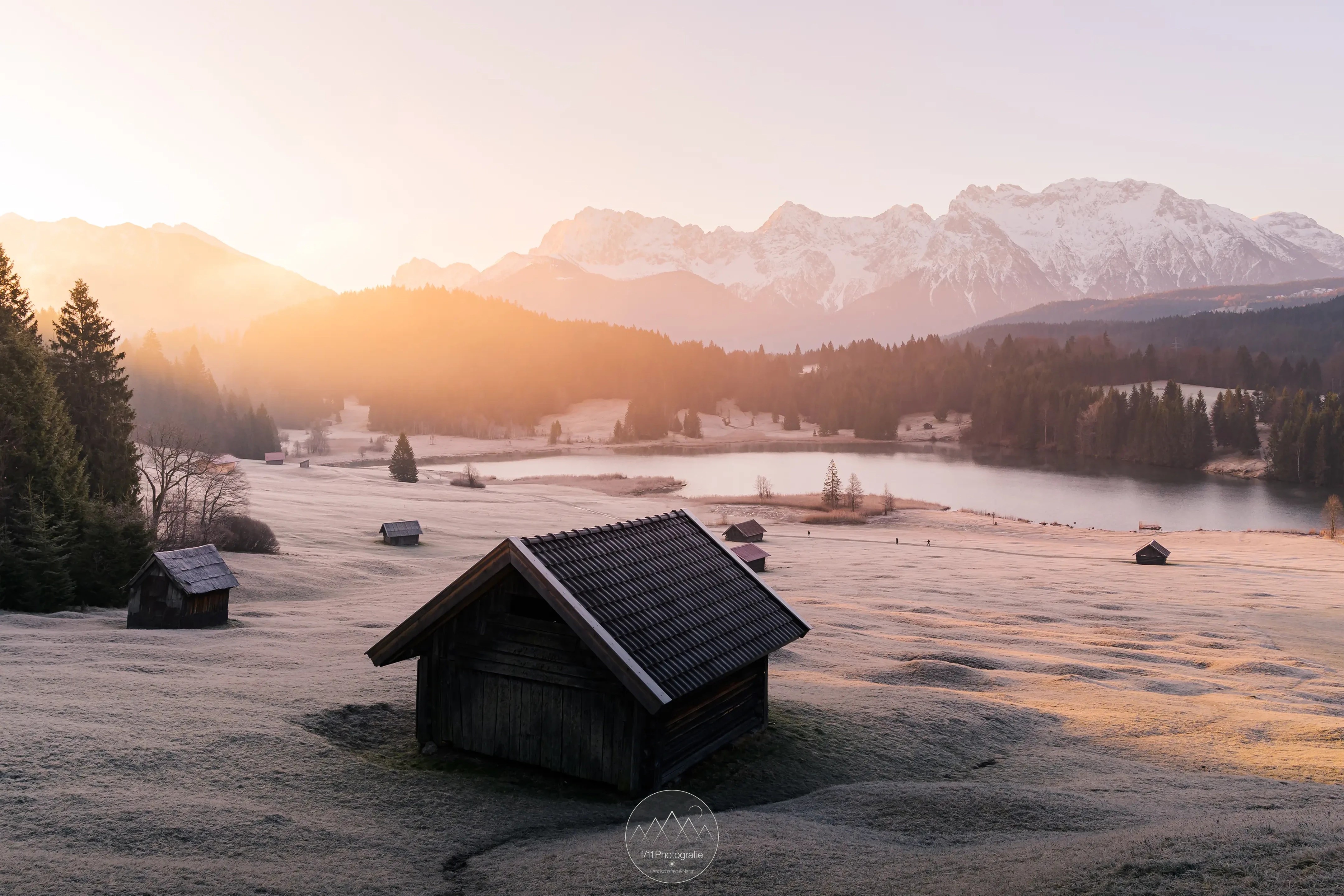 Gegen Ende des Winters werden die Sonnenaufgänge am Geroldsee und damit auch sein bekanntestes Motiv wieder reizvoller. Hier ist der ausgetretene Pfad zum Spot erkennbar. Die Hinweise zur Hegezeit gibt es erst sein ein paar Jahren.