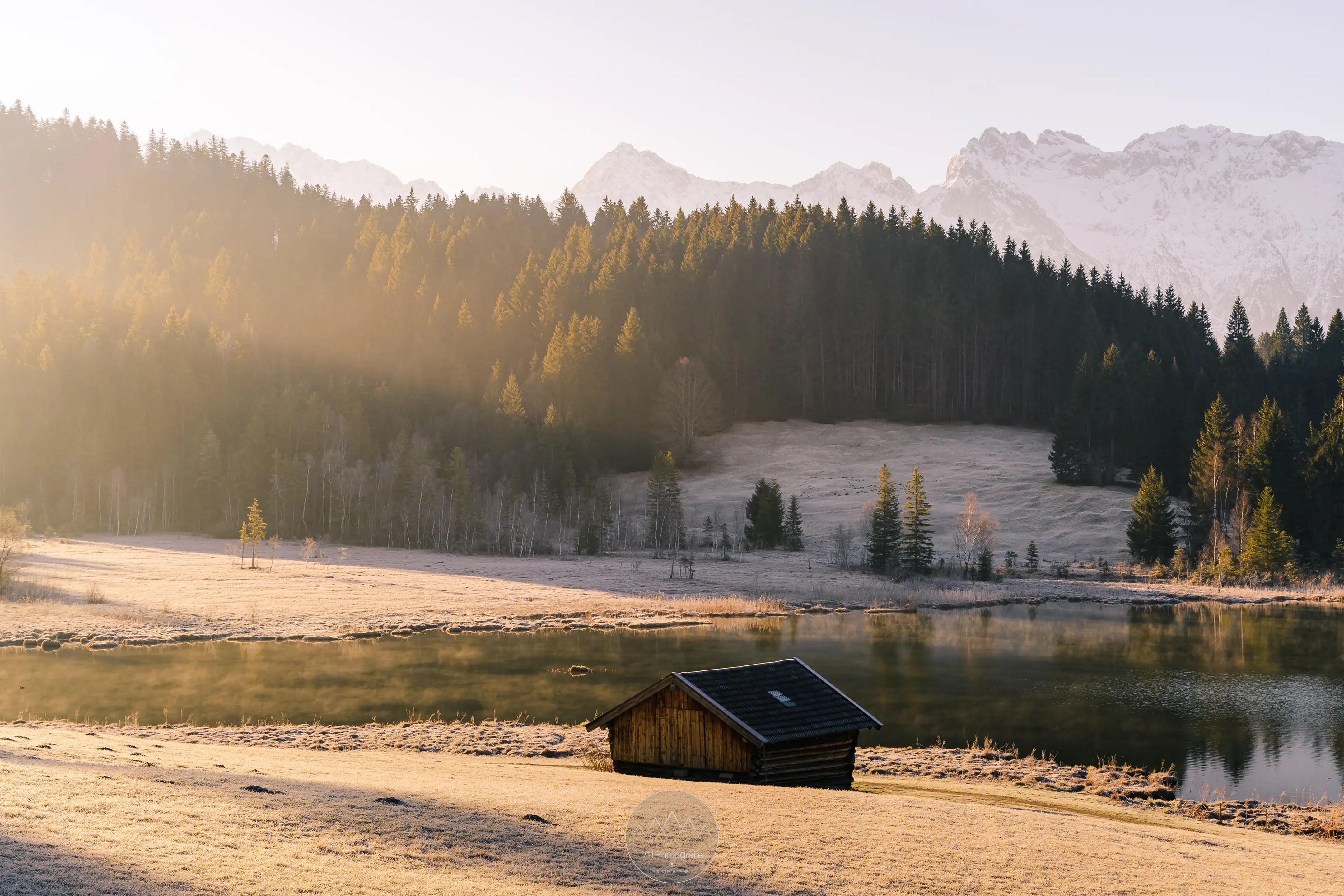 Nach kalten, klaren Nächten ist die oft noch karge Vegetation mit Raureif bedeckt. Während der goldenen Stunde ergeben sich gute Motive.