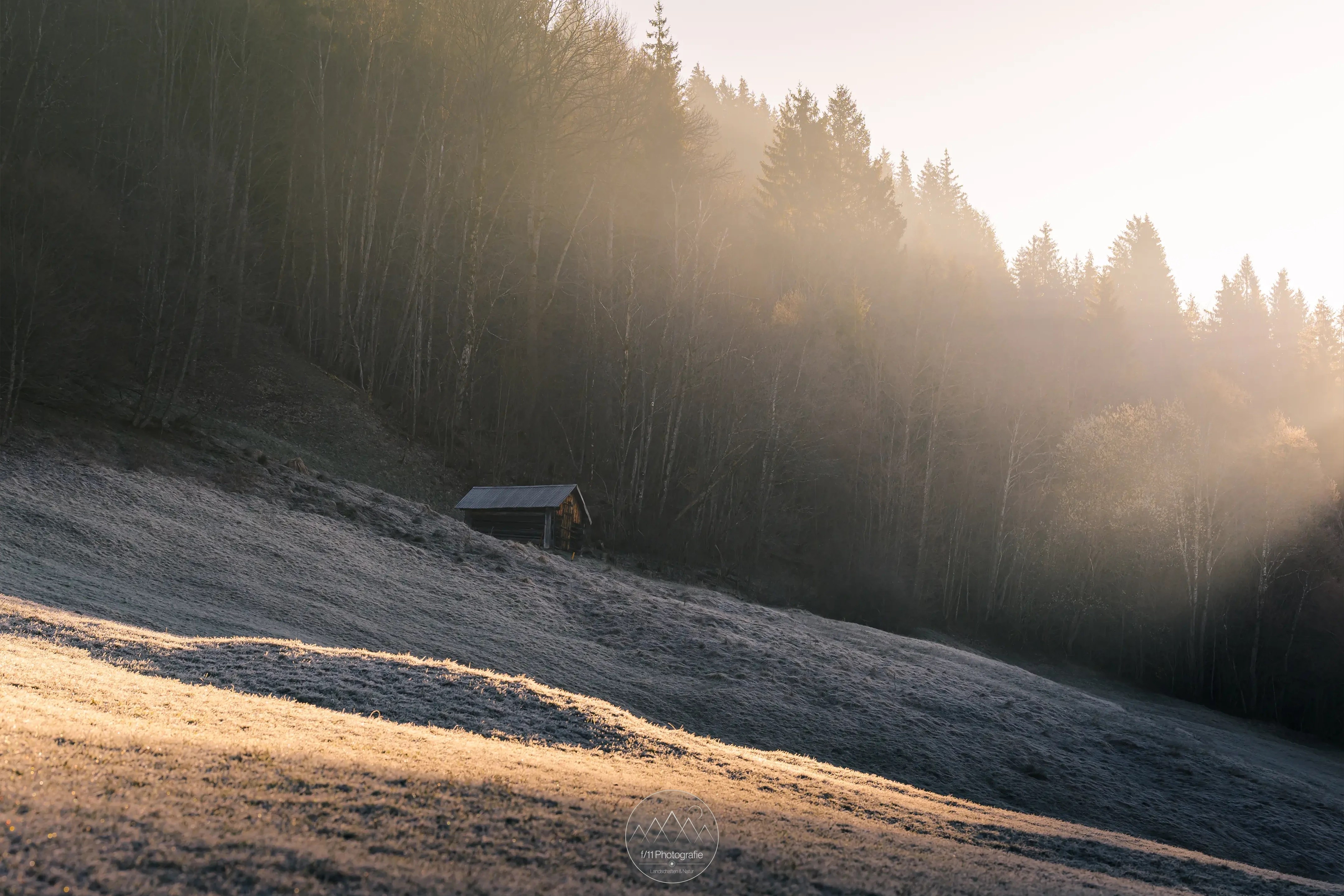 Die Wälder und kleinen Hütten sorgen, in Kombination mit leichtem Nebel, für eine tolle Atmosphäre und Motive.