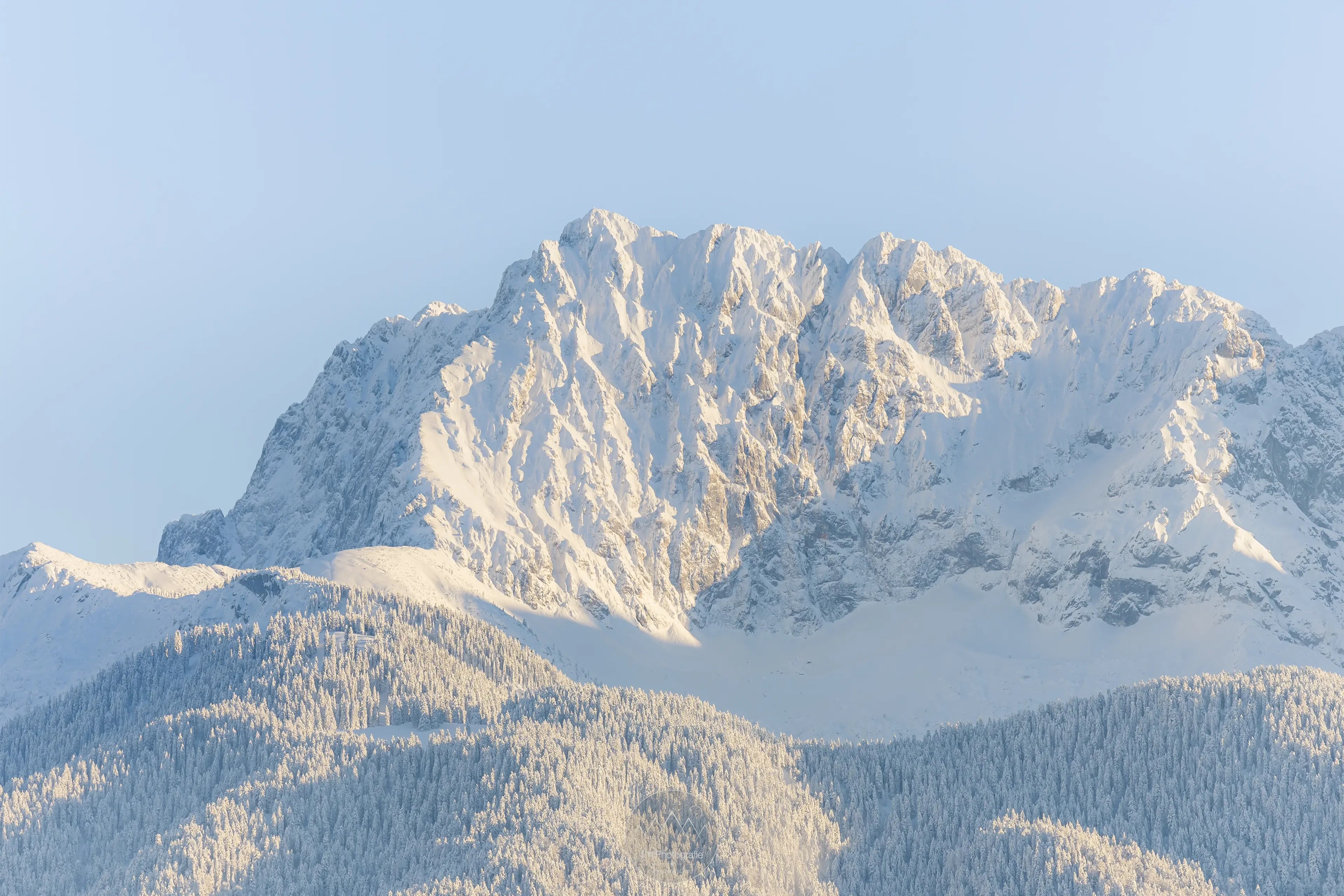 Eingefangen mit dem Teleobjektiv, das komplett verschneite Karwendelgebirge.