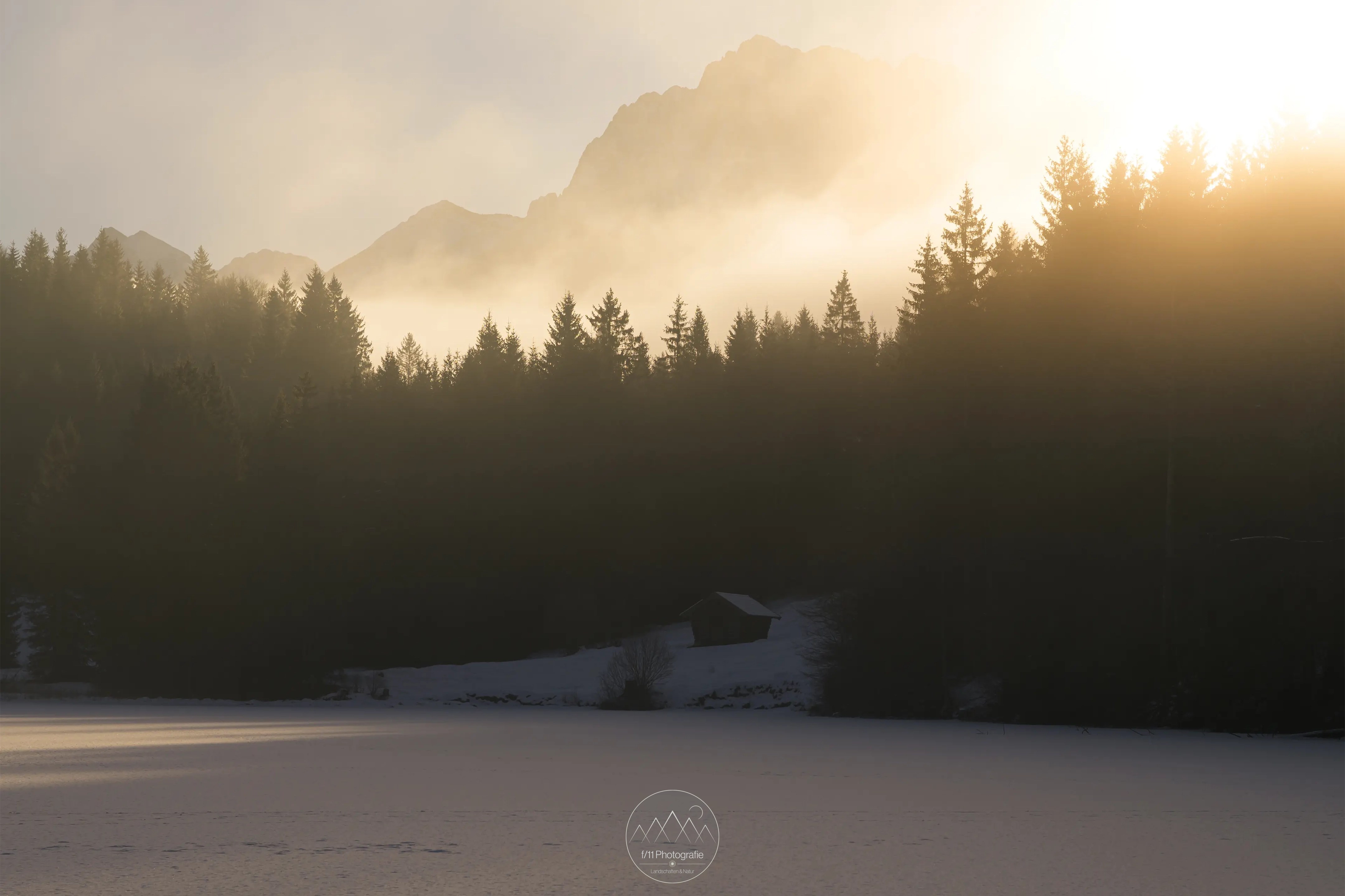 Im Winter steigt die Sonne sehr spät über die Gipfel. Mit etwas Glück taucht Sie den gefrorenen See in ein stimmungsvolles Licht.