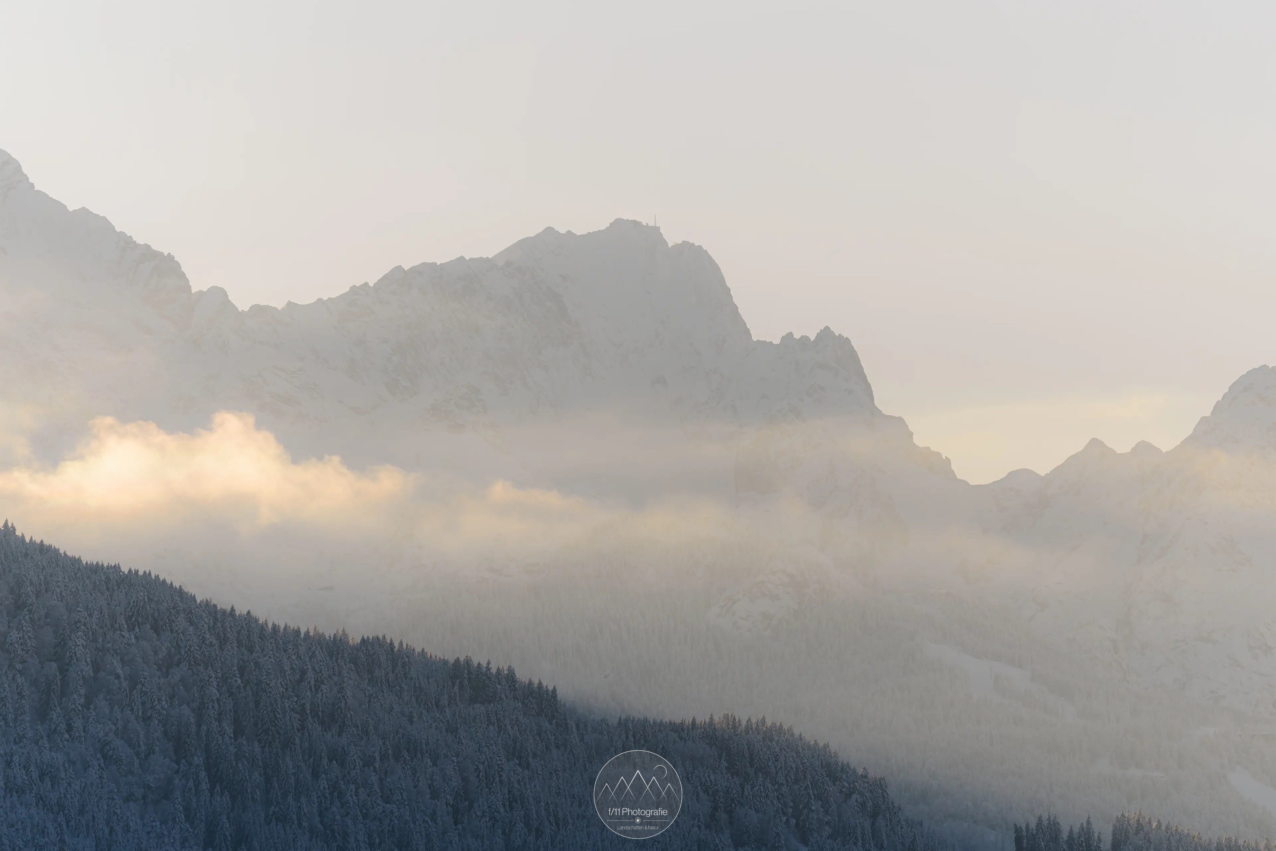 Die Zugspitze leuchtet in der nachmittäglichen Wintersonne. Der leichte Nebel verleiht zusätzliche Stimmung.