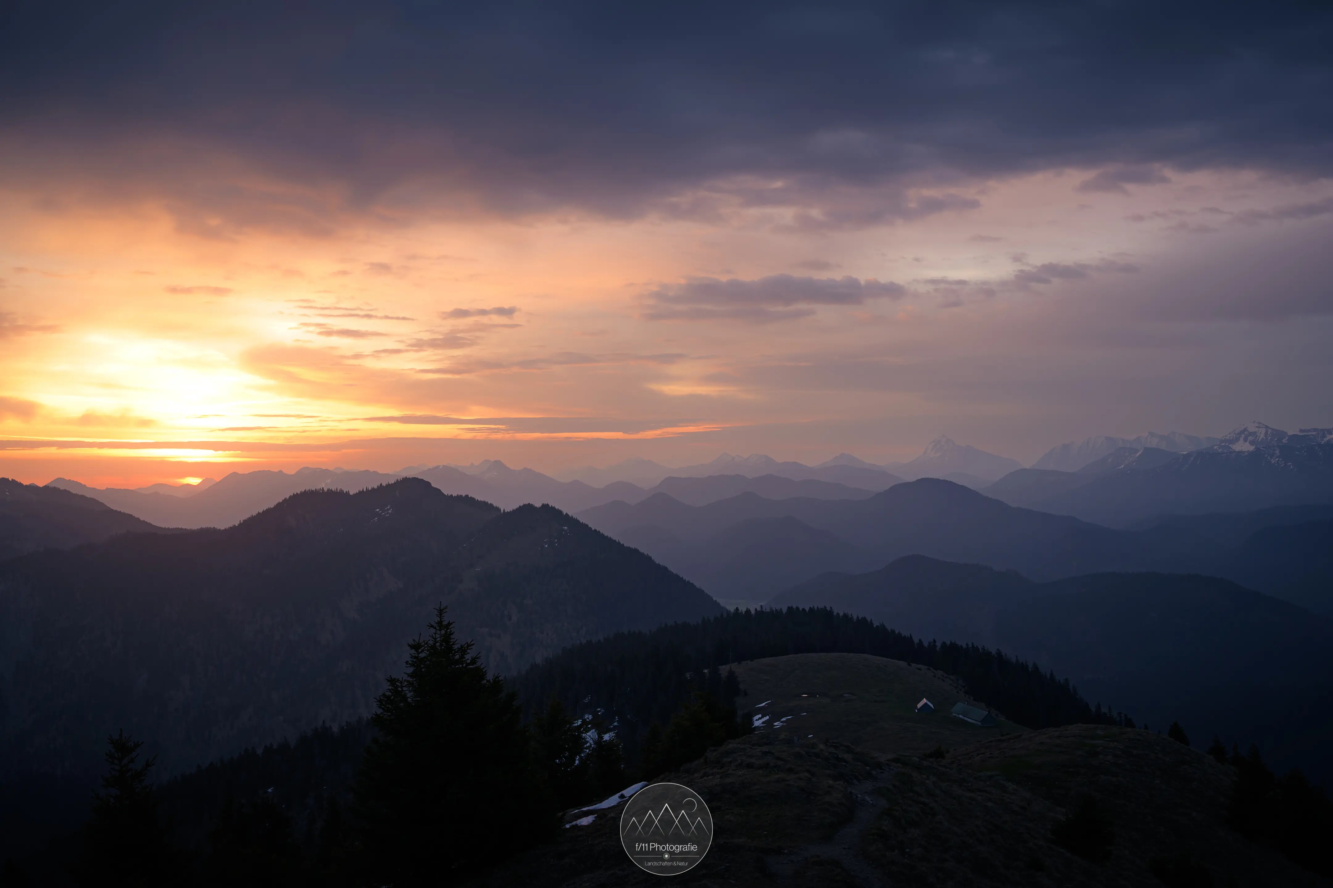 Der Blick knapp unterhalb des hinab zur Bärenkopfalm kurz vor Sonnenaufgang. Es eröffnet sich ein einmaliges Panorama.