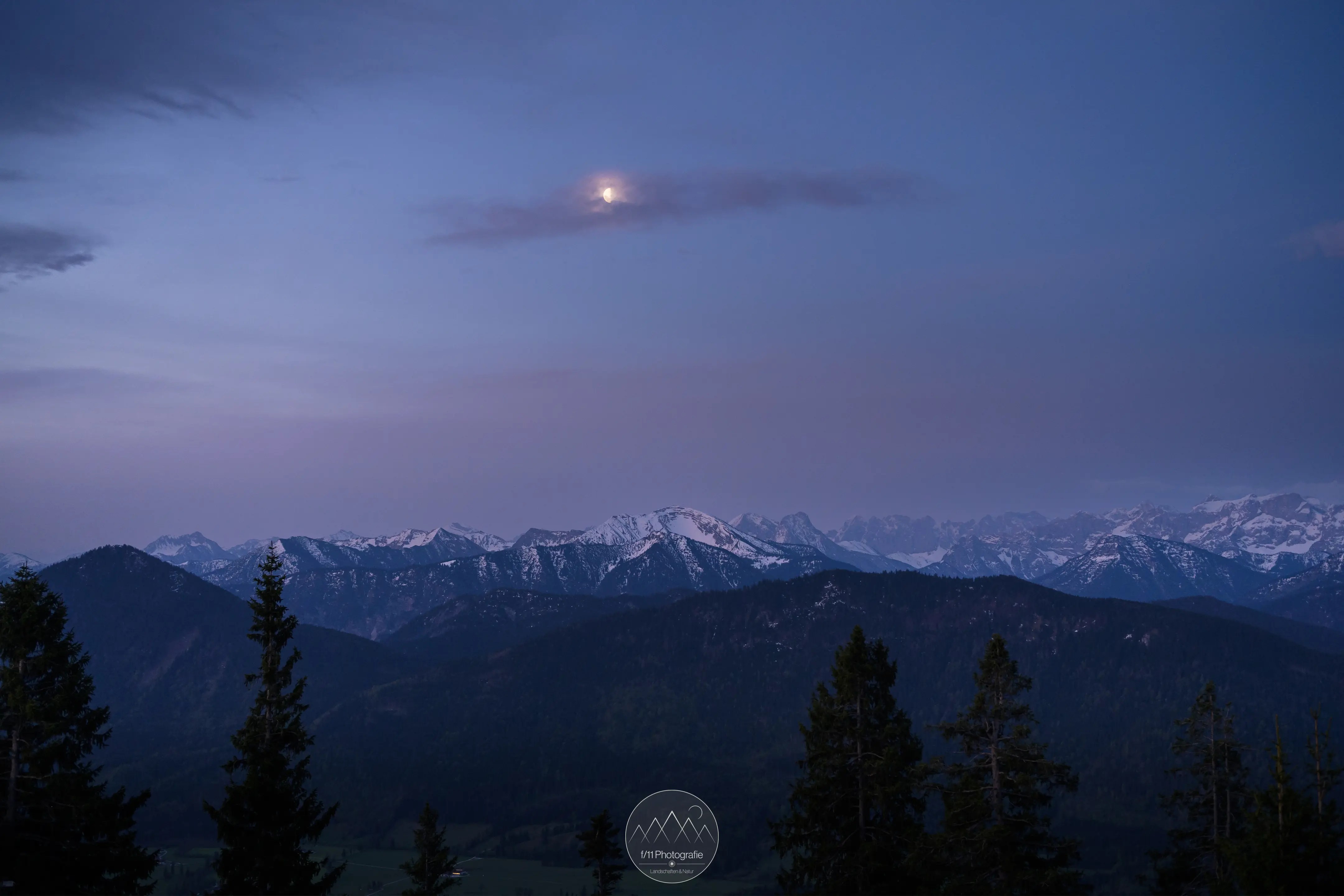 Entlang des Aufstiegs durch den Wald öffnet sich ab und zu der Blick zum Karwendelgebirge.