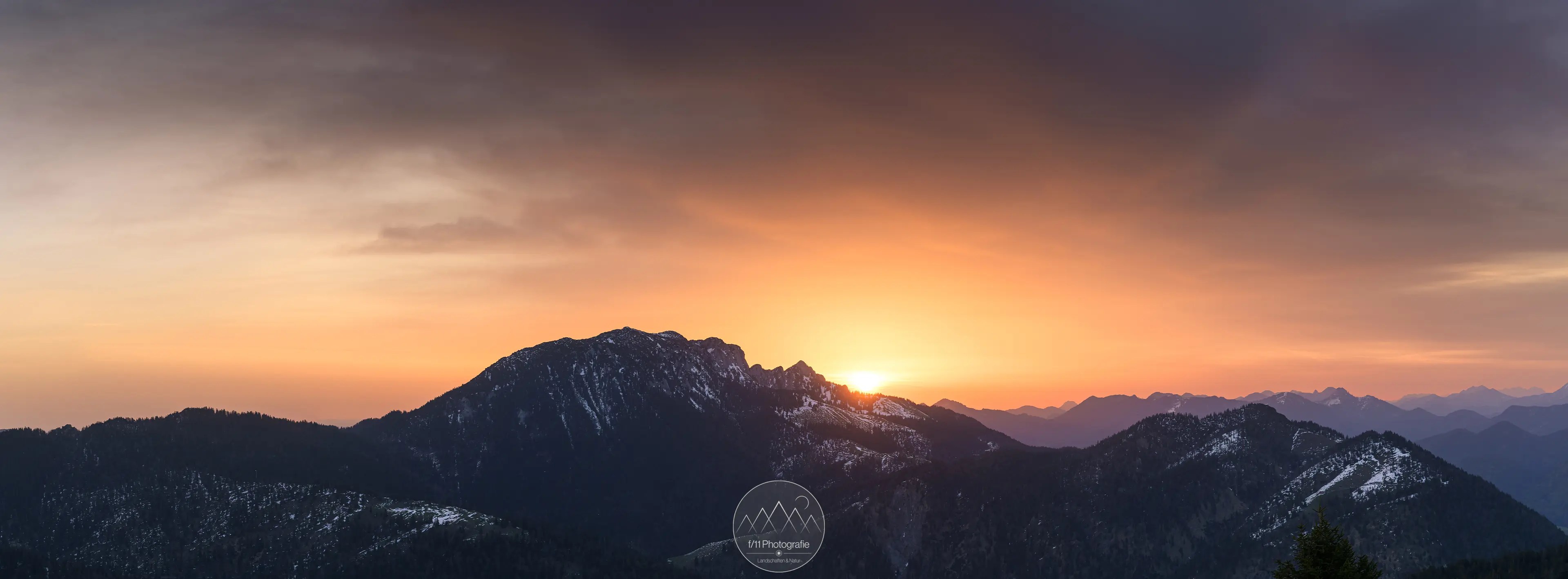 Die aufgehende Sonne hinter der Benediktenwand. Auch bei nicht perfekten Bedingungen ein lohnenswertes Motiv.