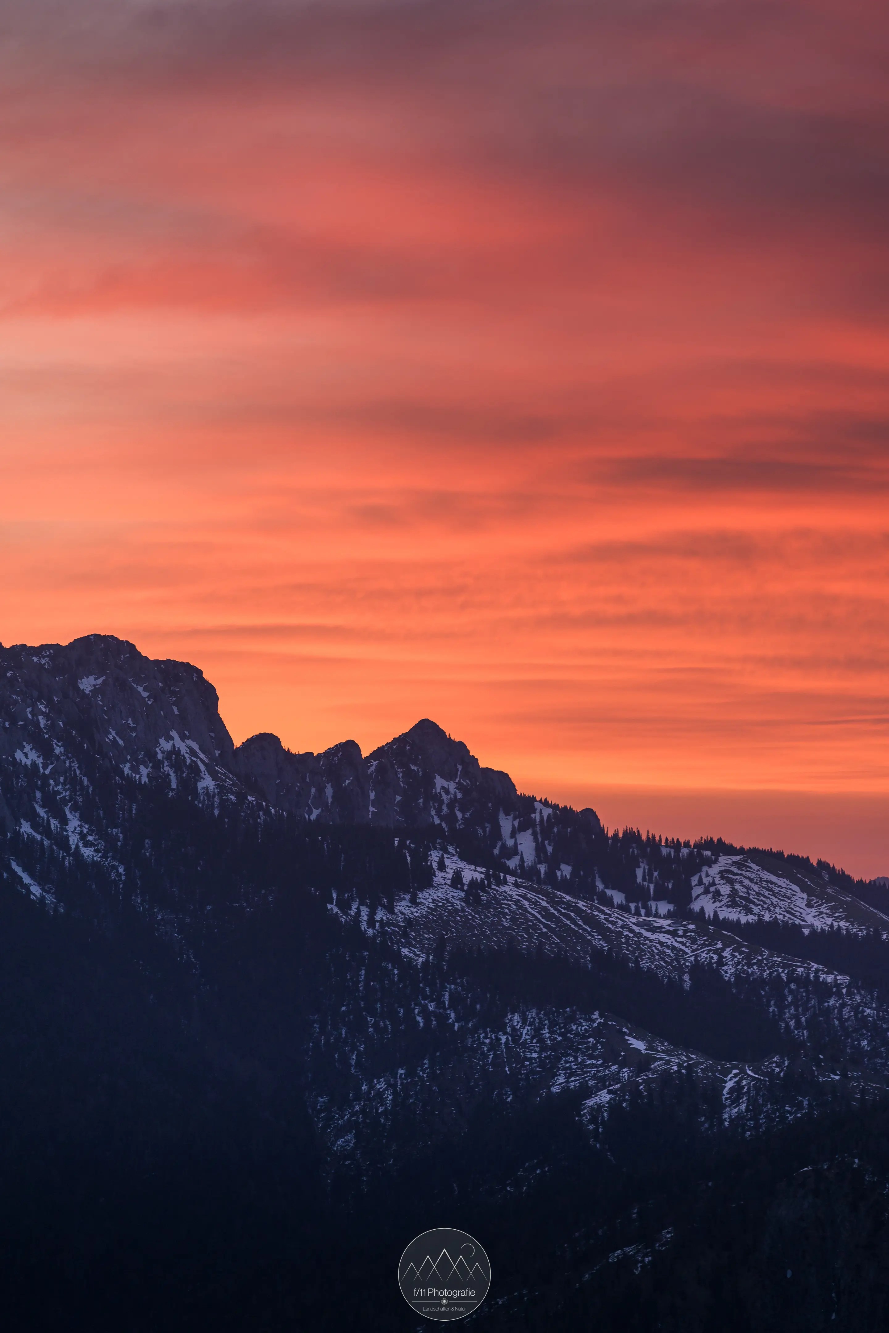 Kräftige Farben und viele Details entlang der Benediktenwand.