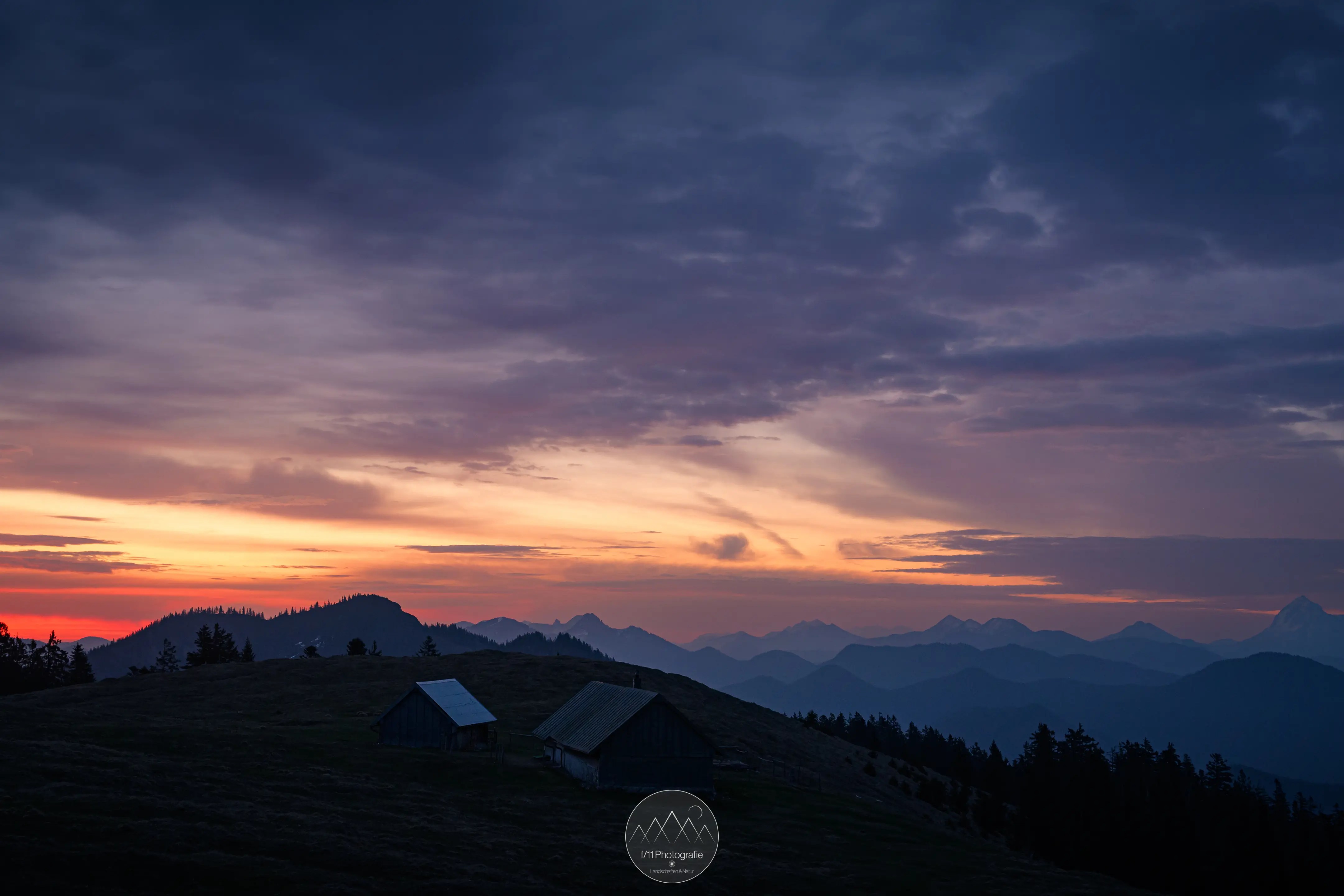 Der Ausblick direkt an der Bärenhauptalm zur Blauen Stunde.