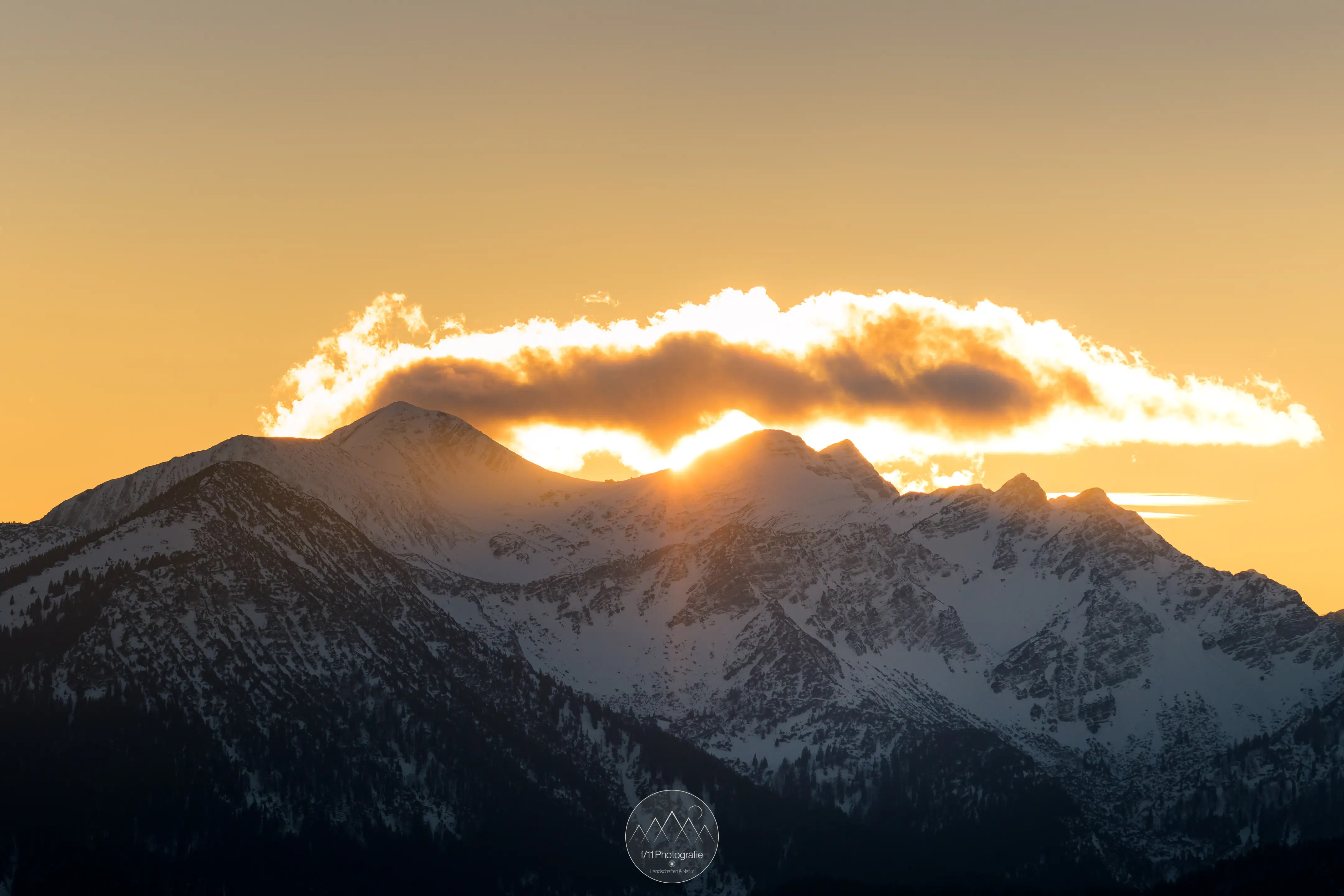 Sonnenuntergang im Winter hinter dem Estergebirge.