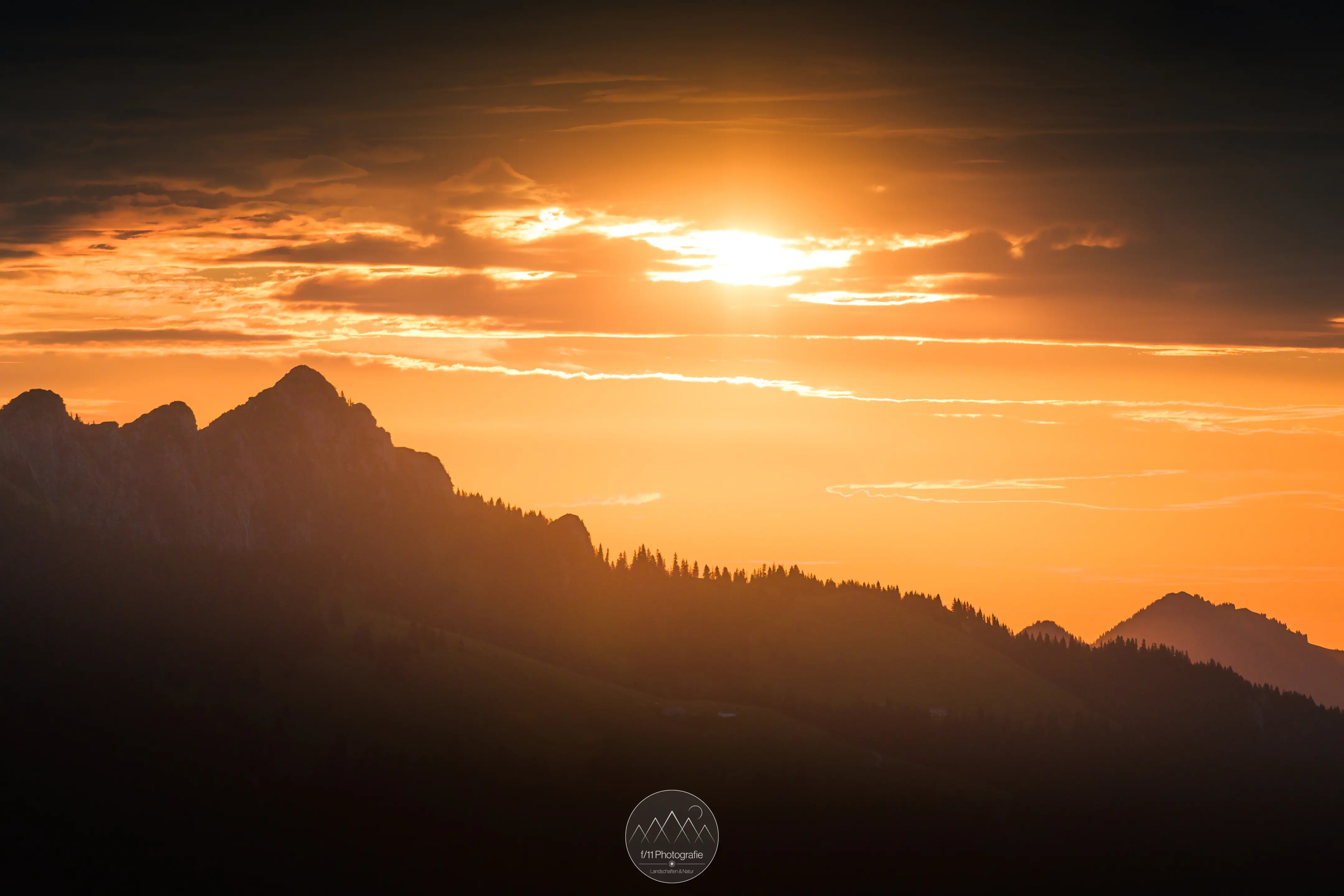 Die Sonne erhellt Details nahe der Benediktenwand zur goldenen Stunde.