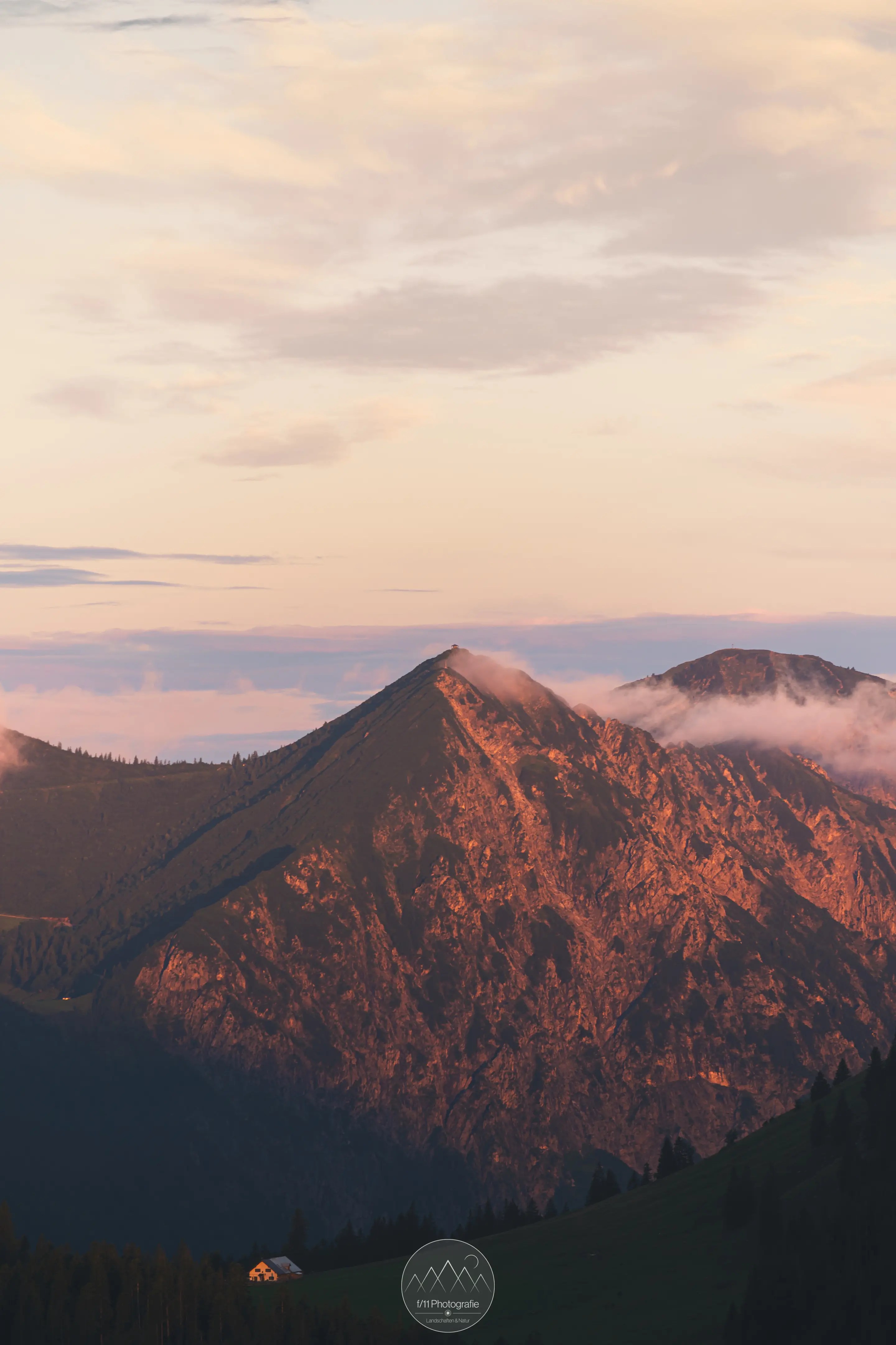 Der Blick zum Herzogstand mit einer leichten Schneedecke zum Sonnenaufgang.