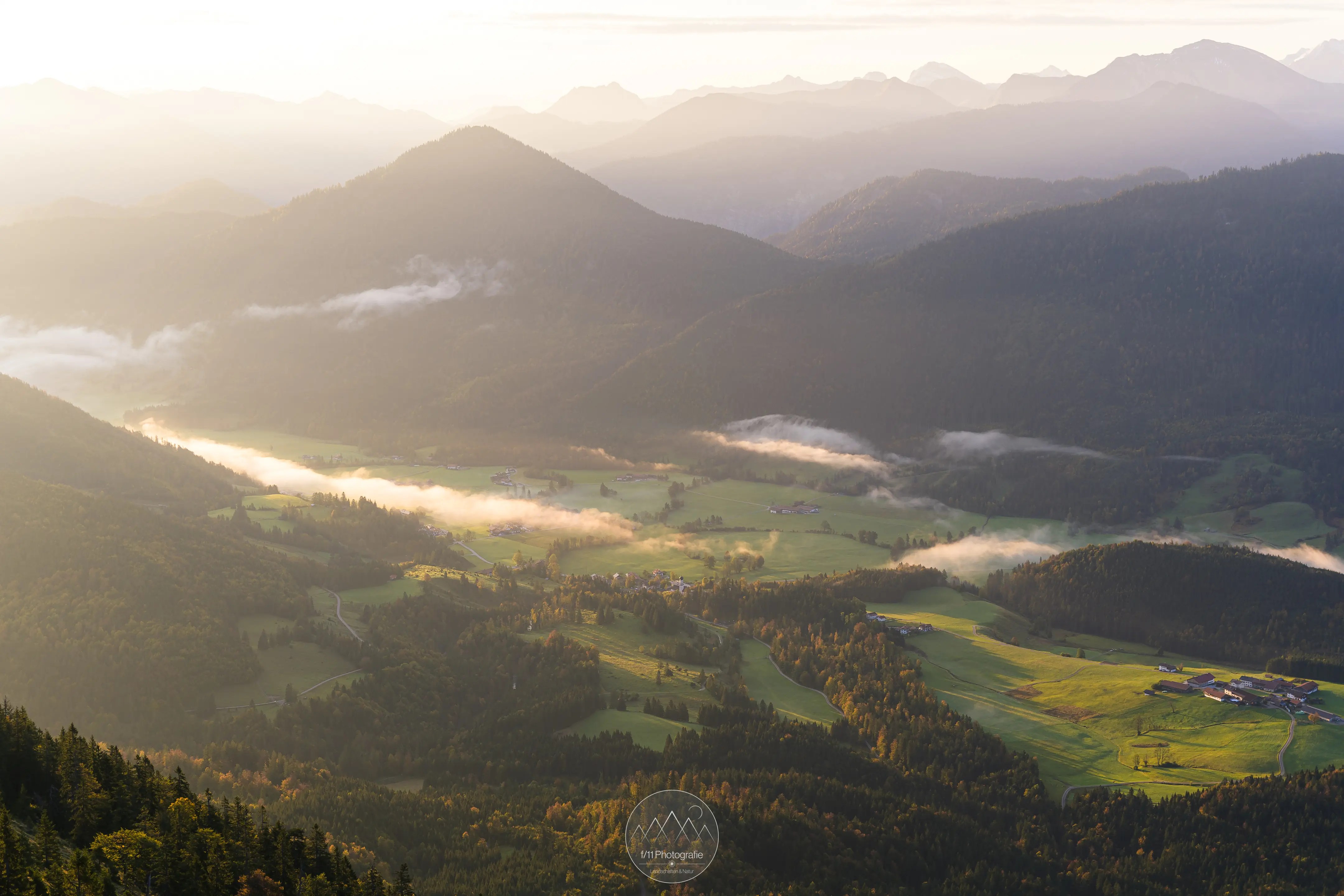 Der Blick hinab zum Ort Jachenau kurz nach Sonnenaufgang.