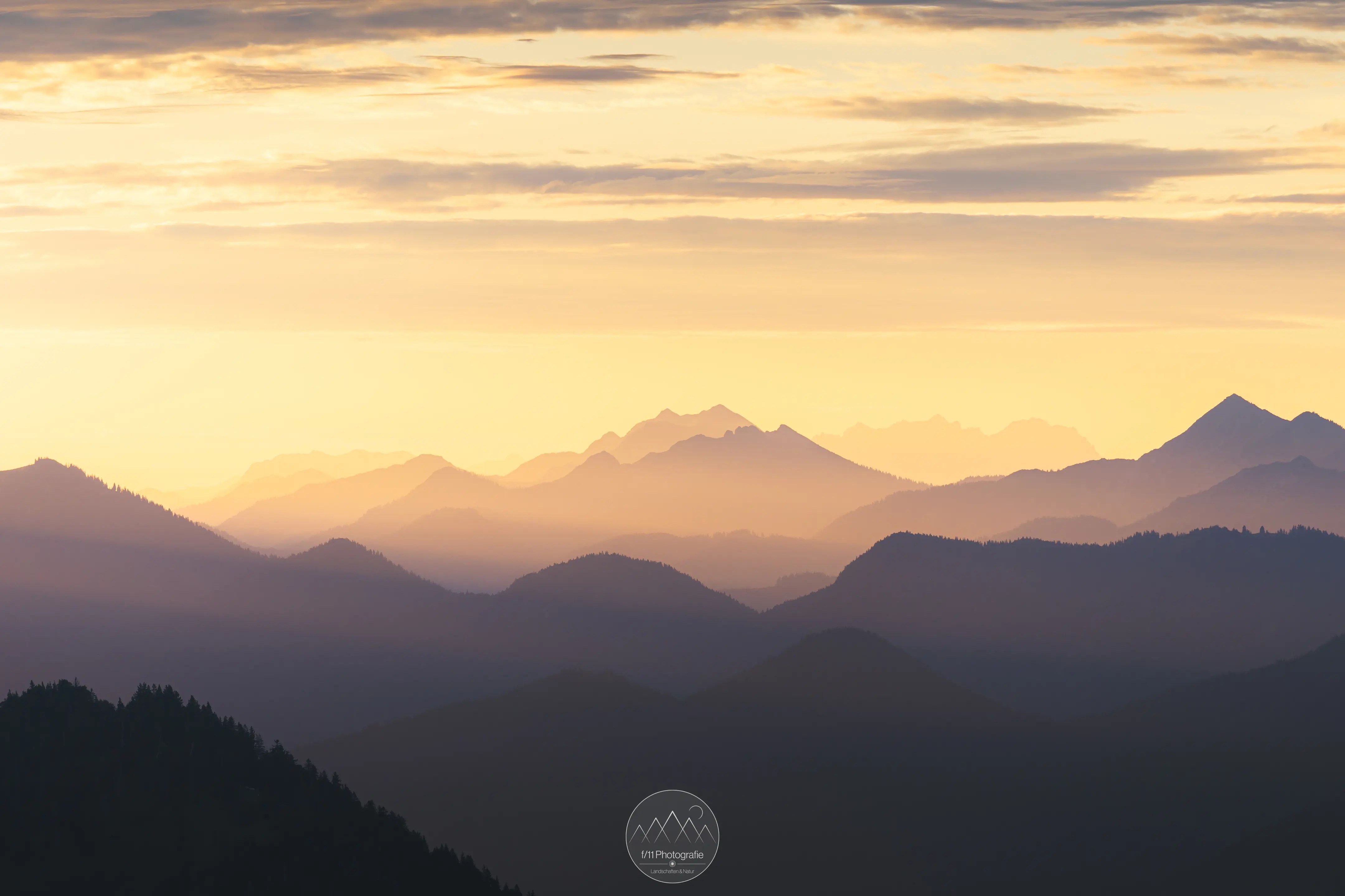 Die umliegenden Gipfel kommen besonders im Morgenlicht perfekt zur Geltung.