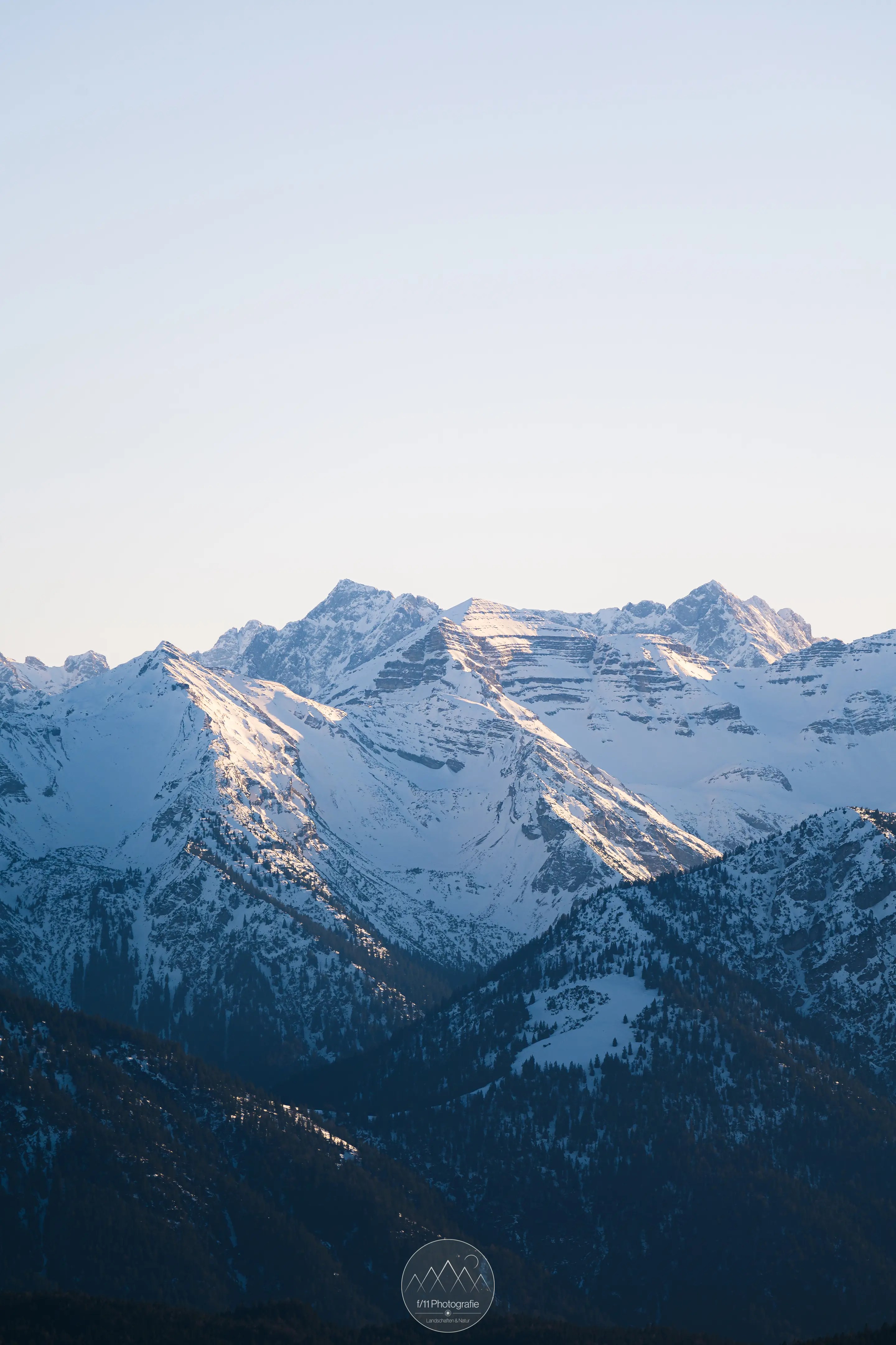 Die Gipfel des Karwendelgebirges im Licht eines winterlichen Nachmittags.