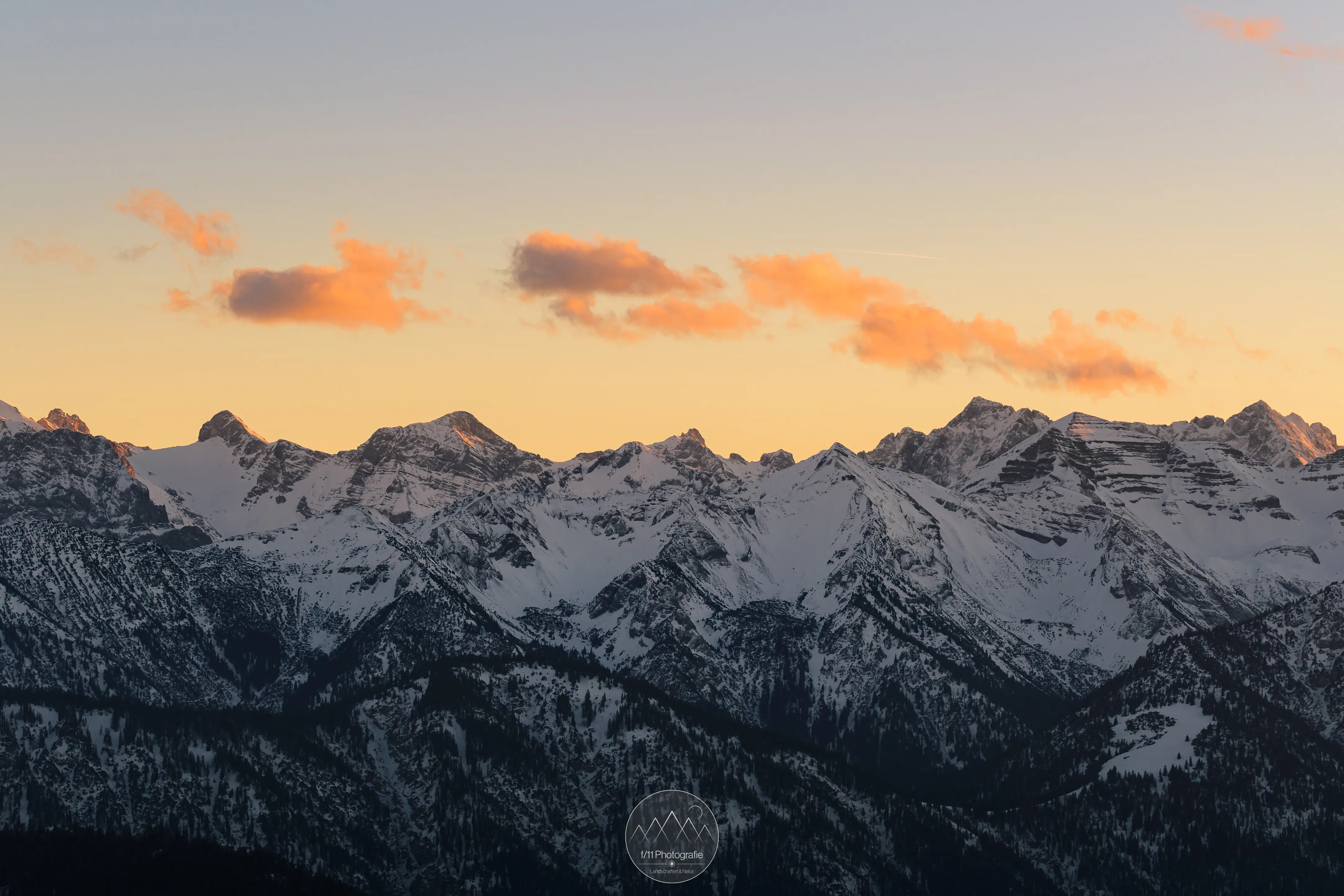 Das letzte Licht des Tages erleuchtet die Gipfel des Karwendelgebirges.