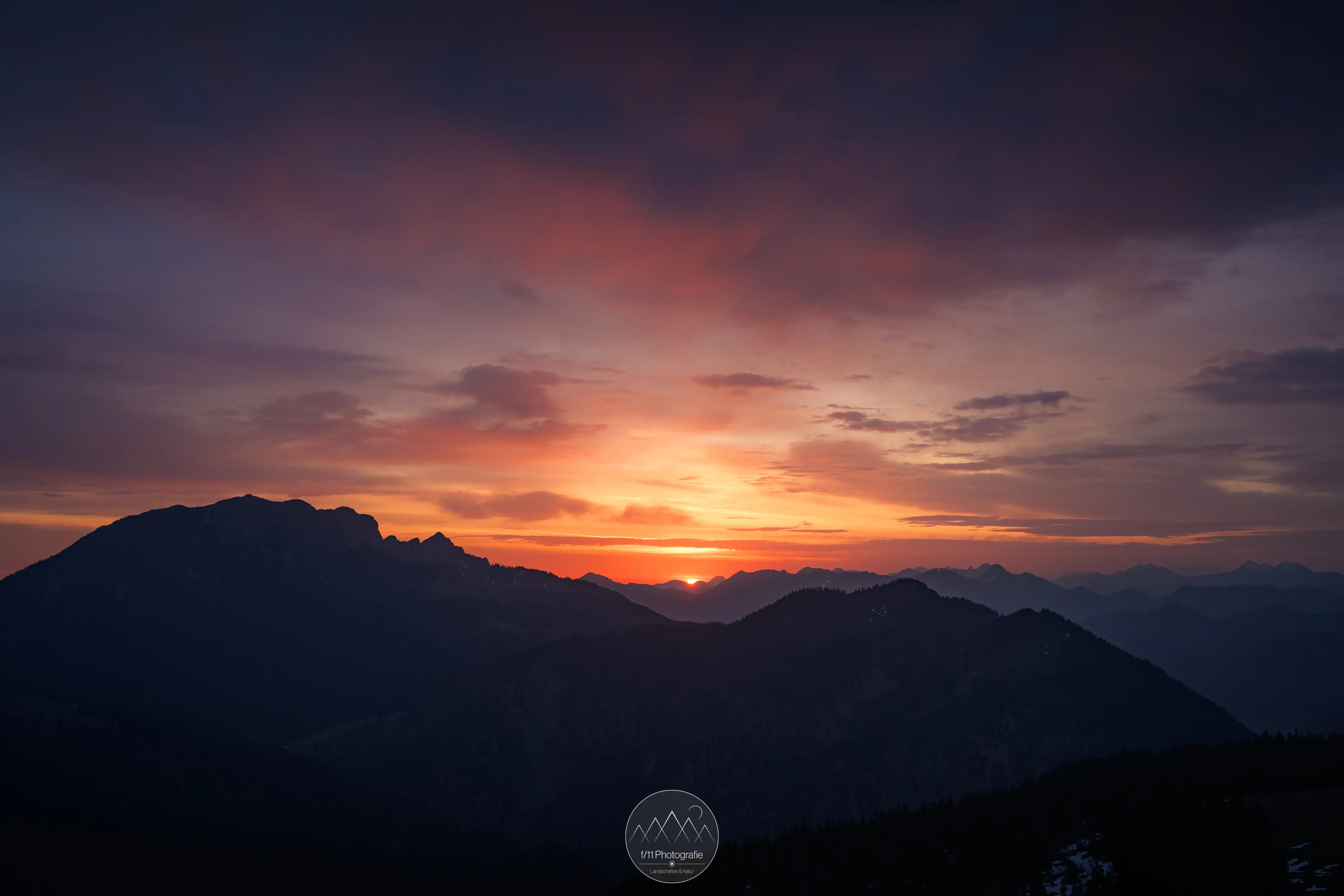 Der Sonnenaufgang am Hirschhörnlkopf mit Blick entlang der Benediktenwand.