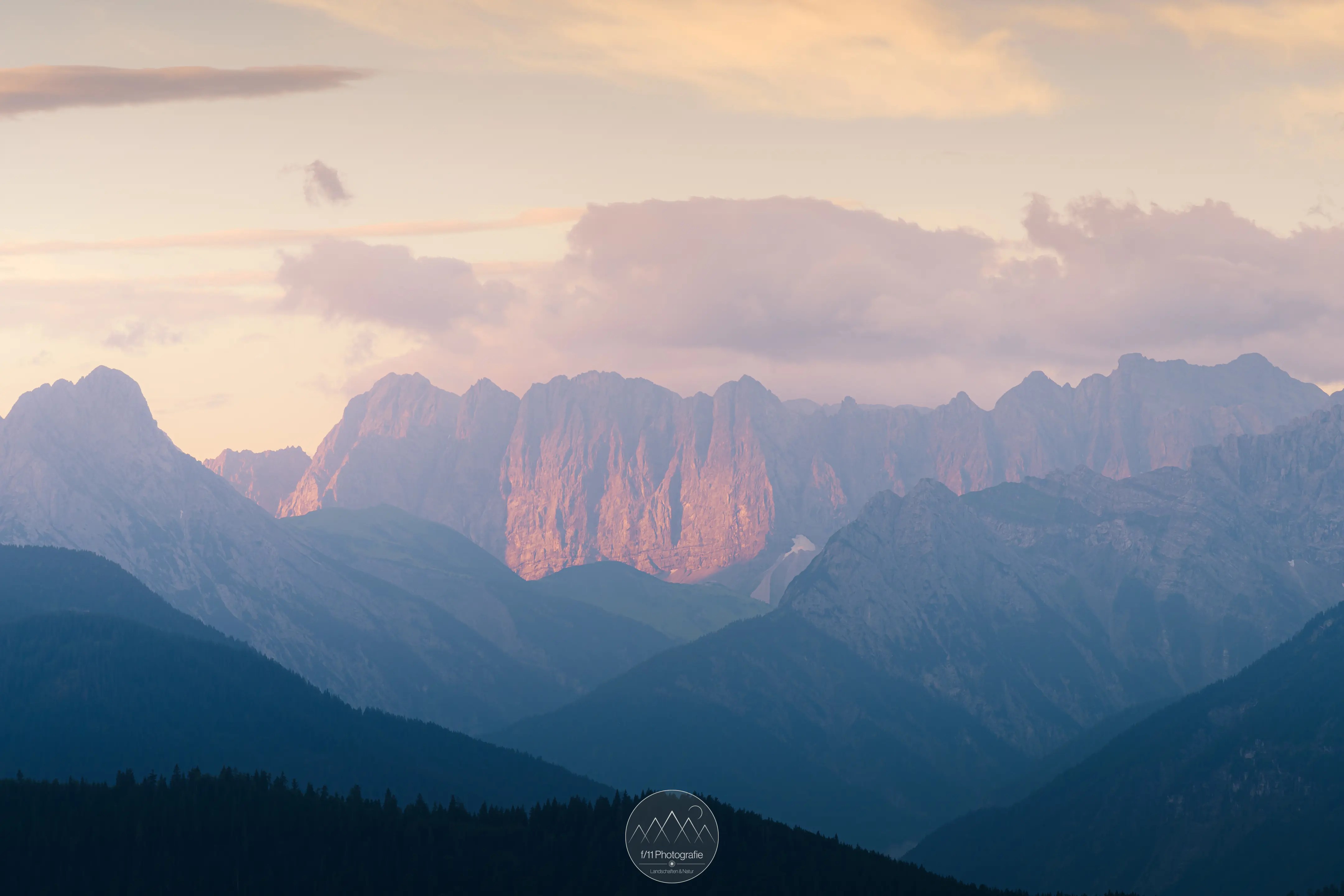 Mit dem Teleobjektiv sind auch Aufnahmen im entfernten Karwendelgebirge möglich.