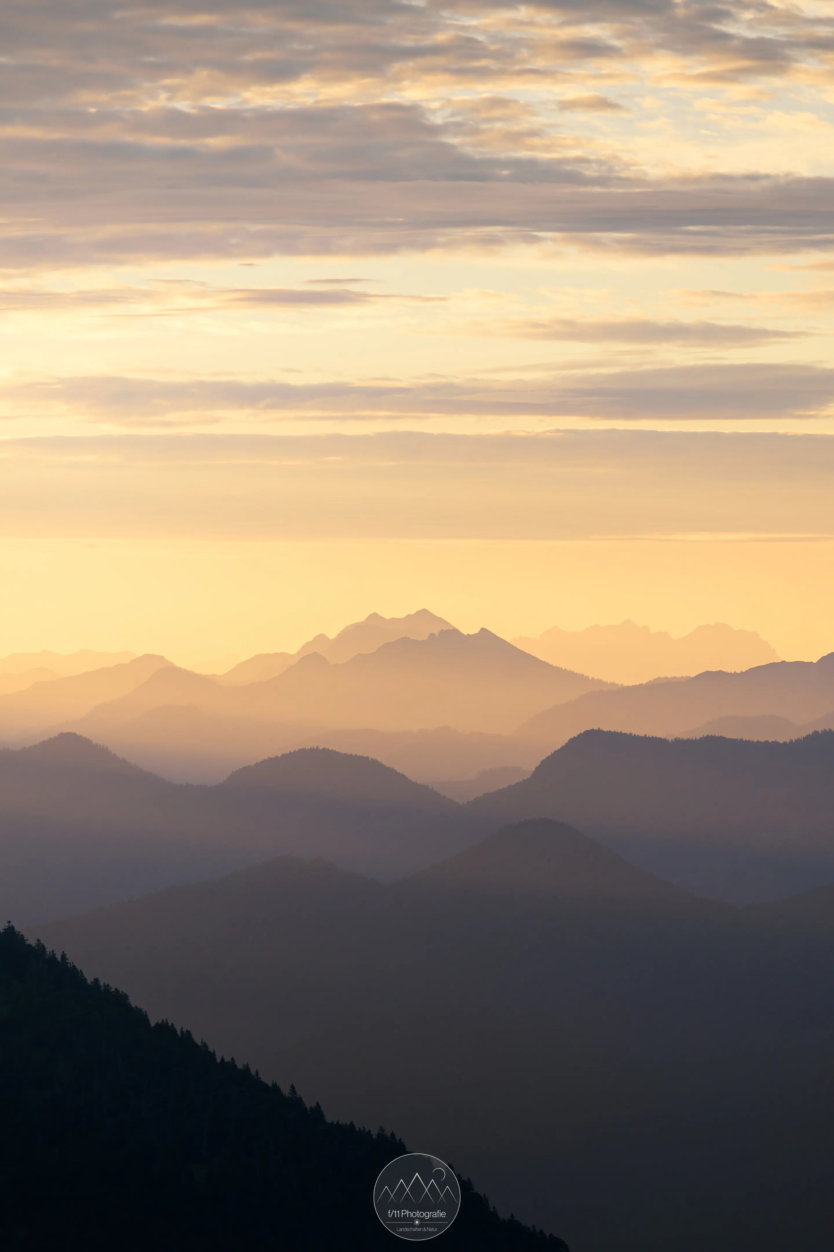 Im Morgenlicht zeichnen sich die Konturen der Gipfel besonders gut ab.