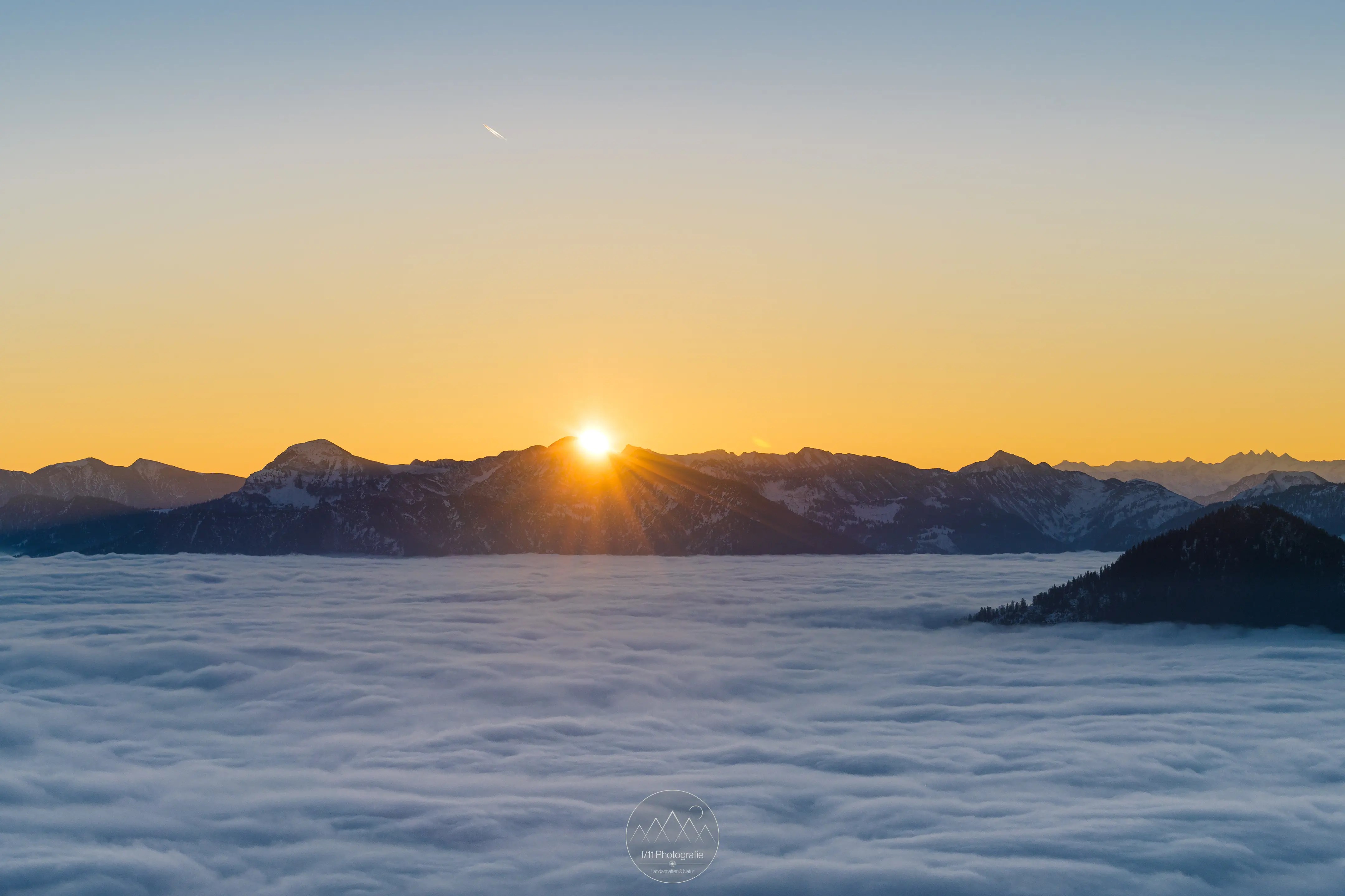 Sonnenaufgang über einer dichten Nebeldecke. Das Bild entstand Ende November.