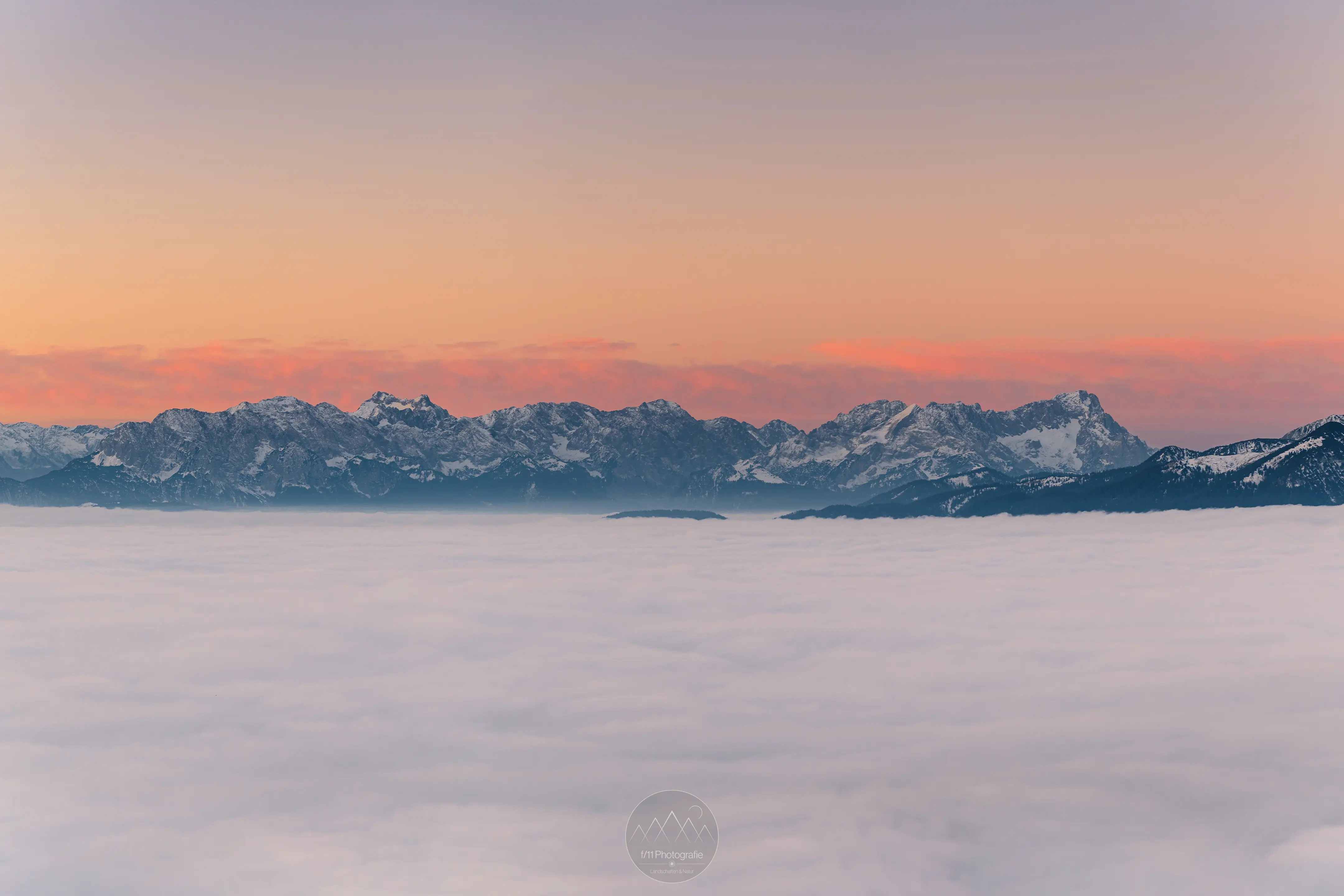 Der Blick zum Wettersteingebirge samt Zugspitze kurz vor Sonnenaufgang.