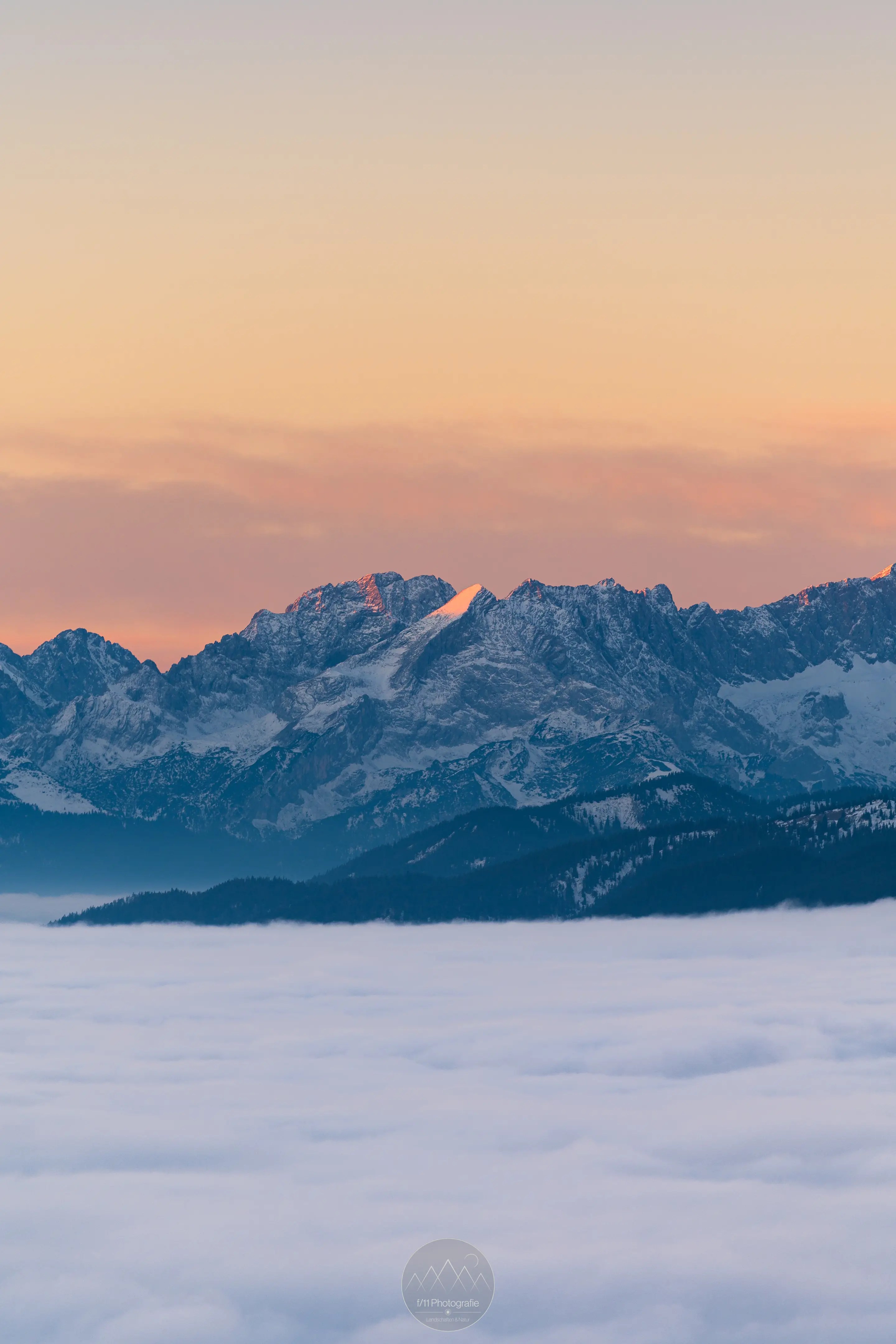 Das erste Licht bringt den Gipfel der Alpspitze zum leuchten.
