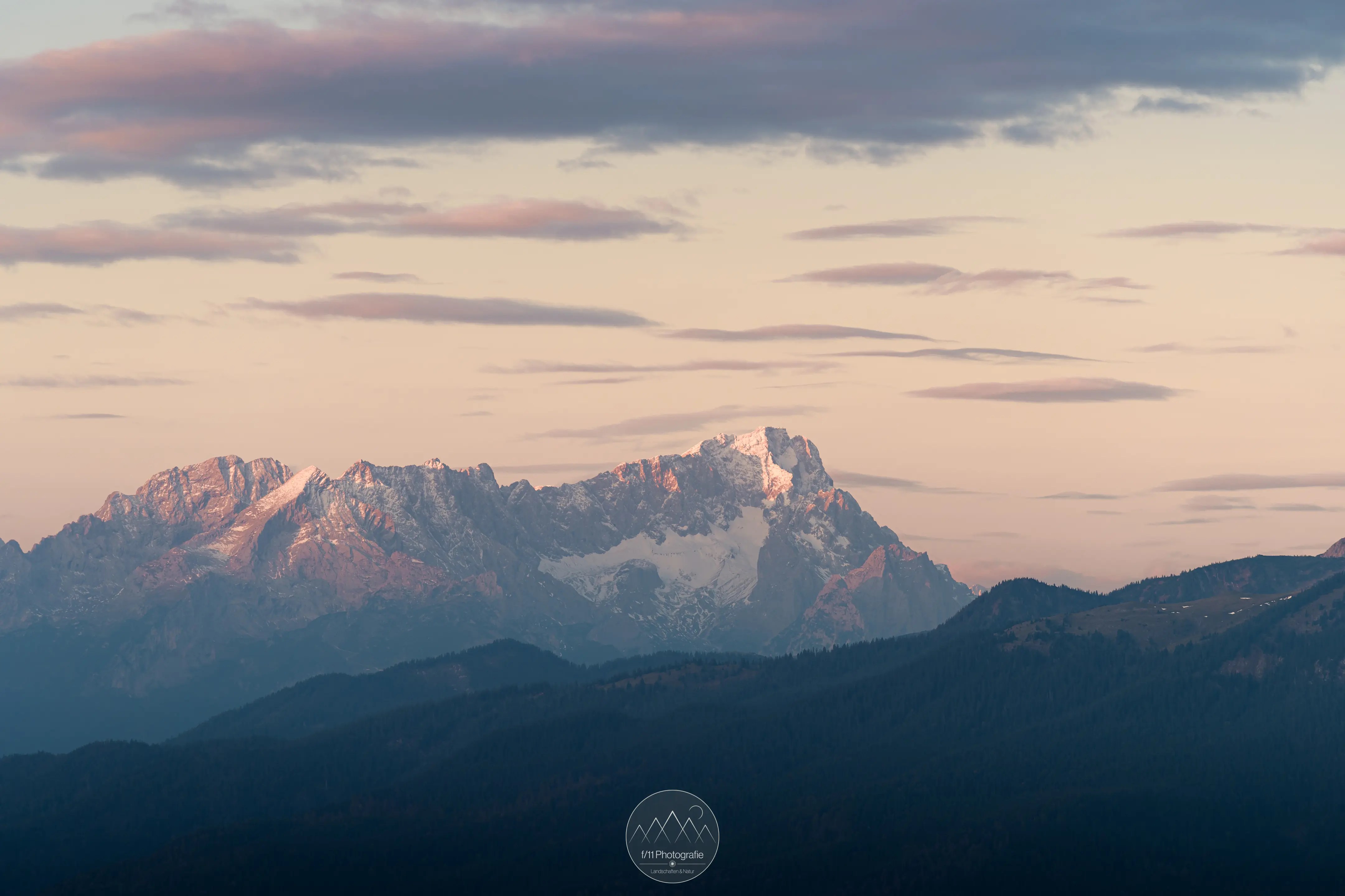 Die Zugspitze leuchtet sanft im Morgenlicht.