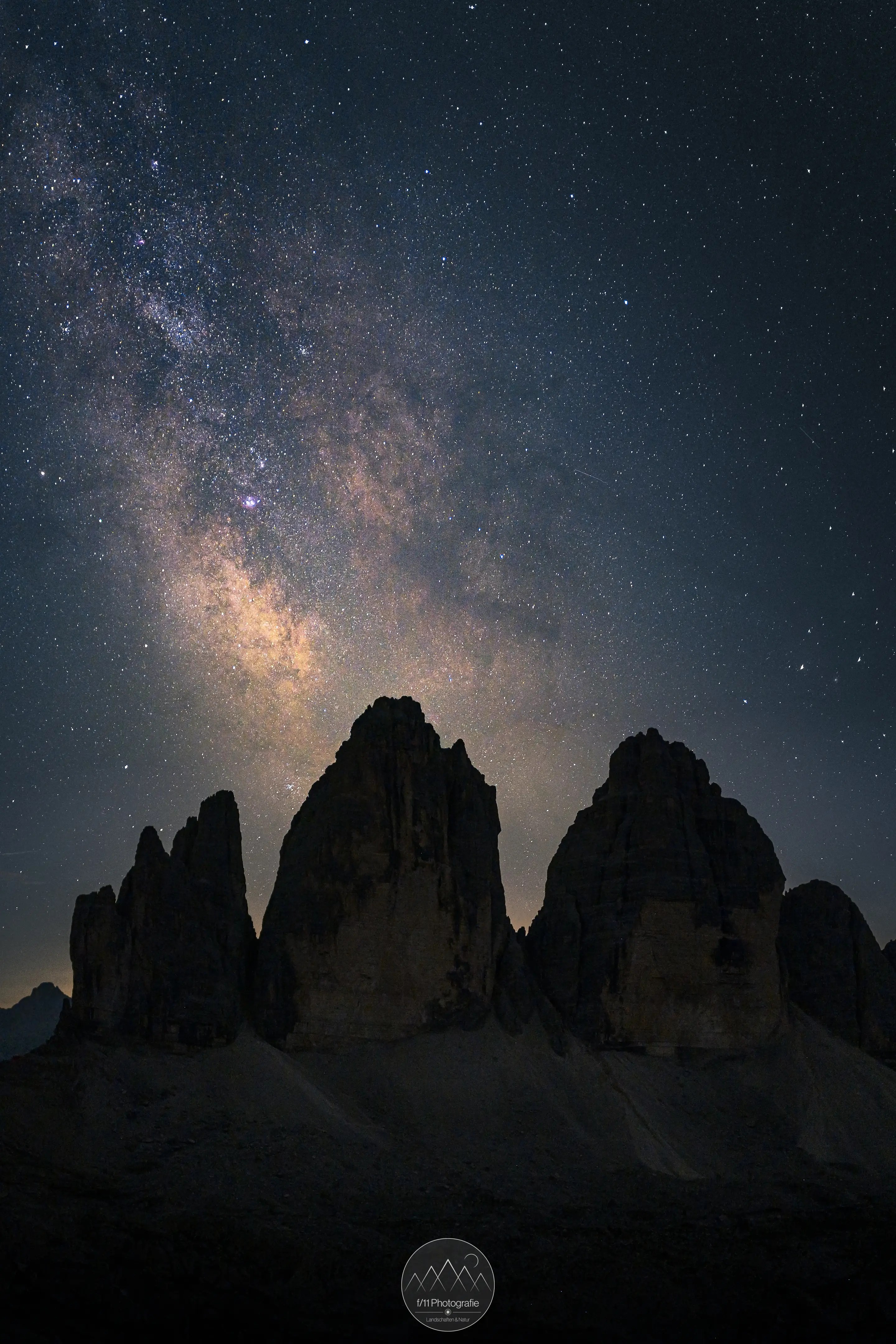 Die Milchstraße mit galaktischen Zentrum im Sommer über den 3 Zinnen.