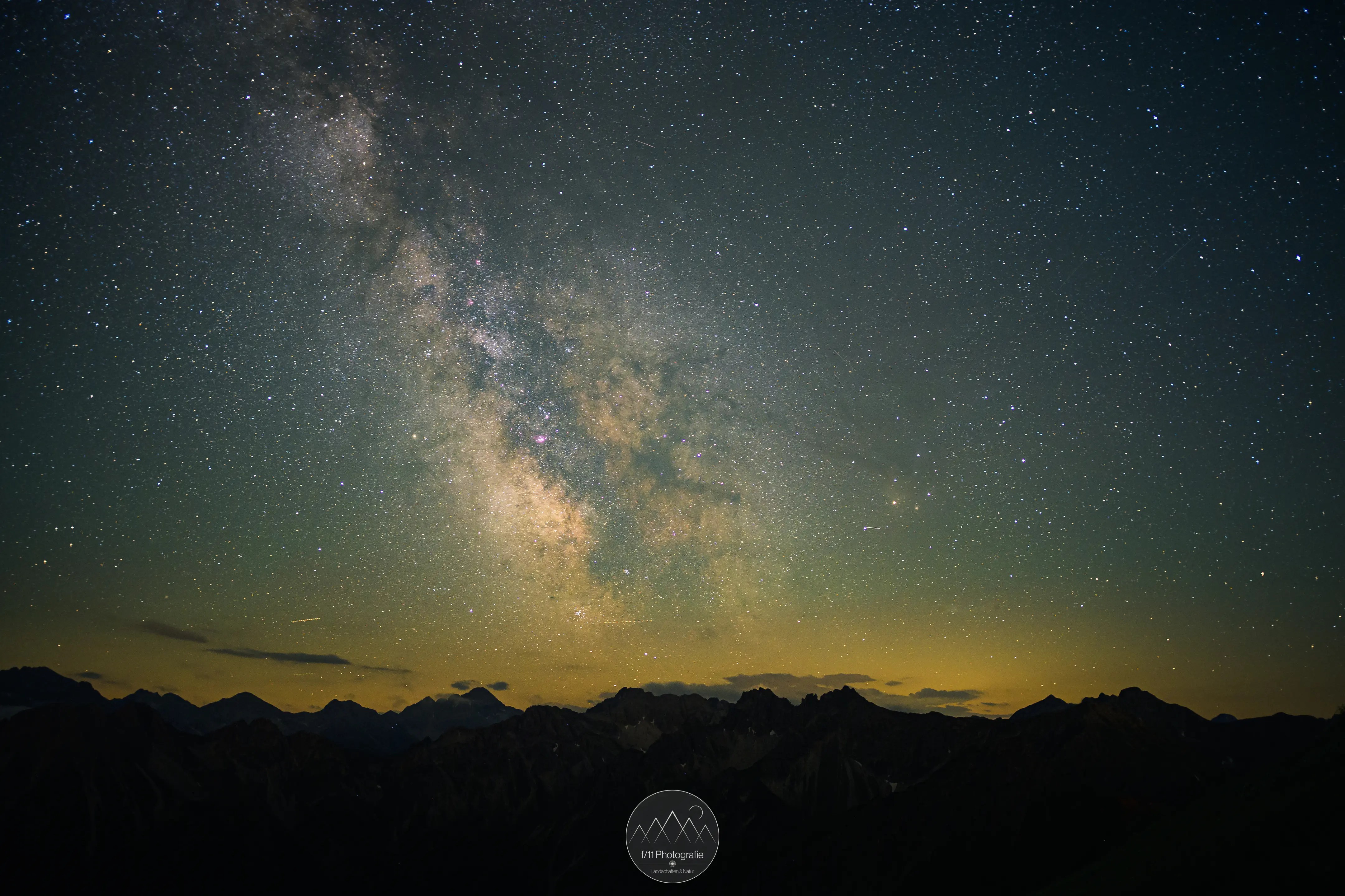 Die Milchstraße im Sommer über den Allgäuer Alpen.