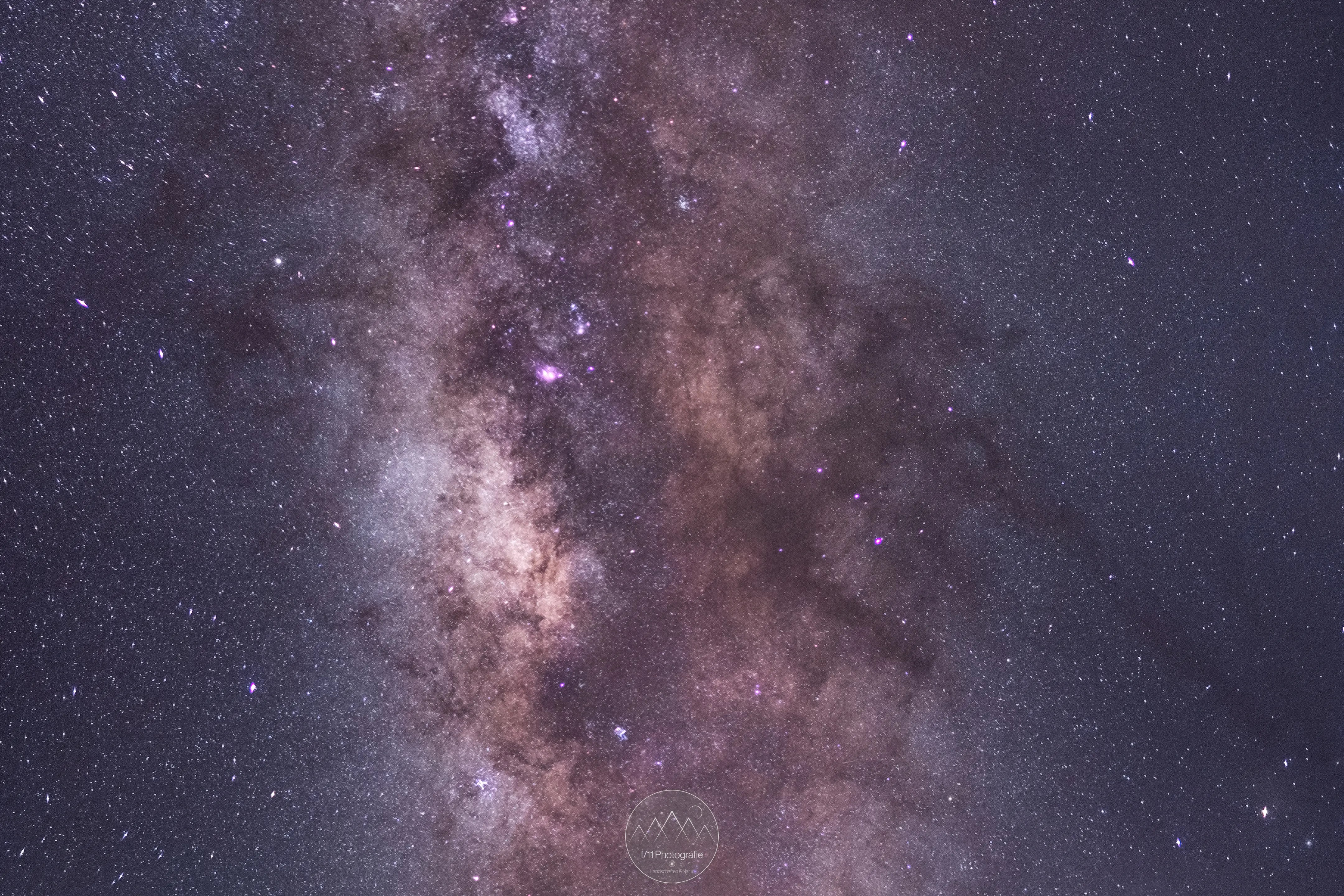Das galaktische Zentrum der Milchstraße ist mit seinen Nebeln, Gaswolken und vielen Details fotografisch besonders reizvoll.