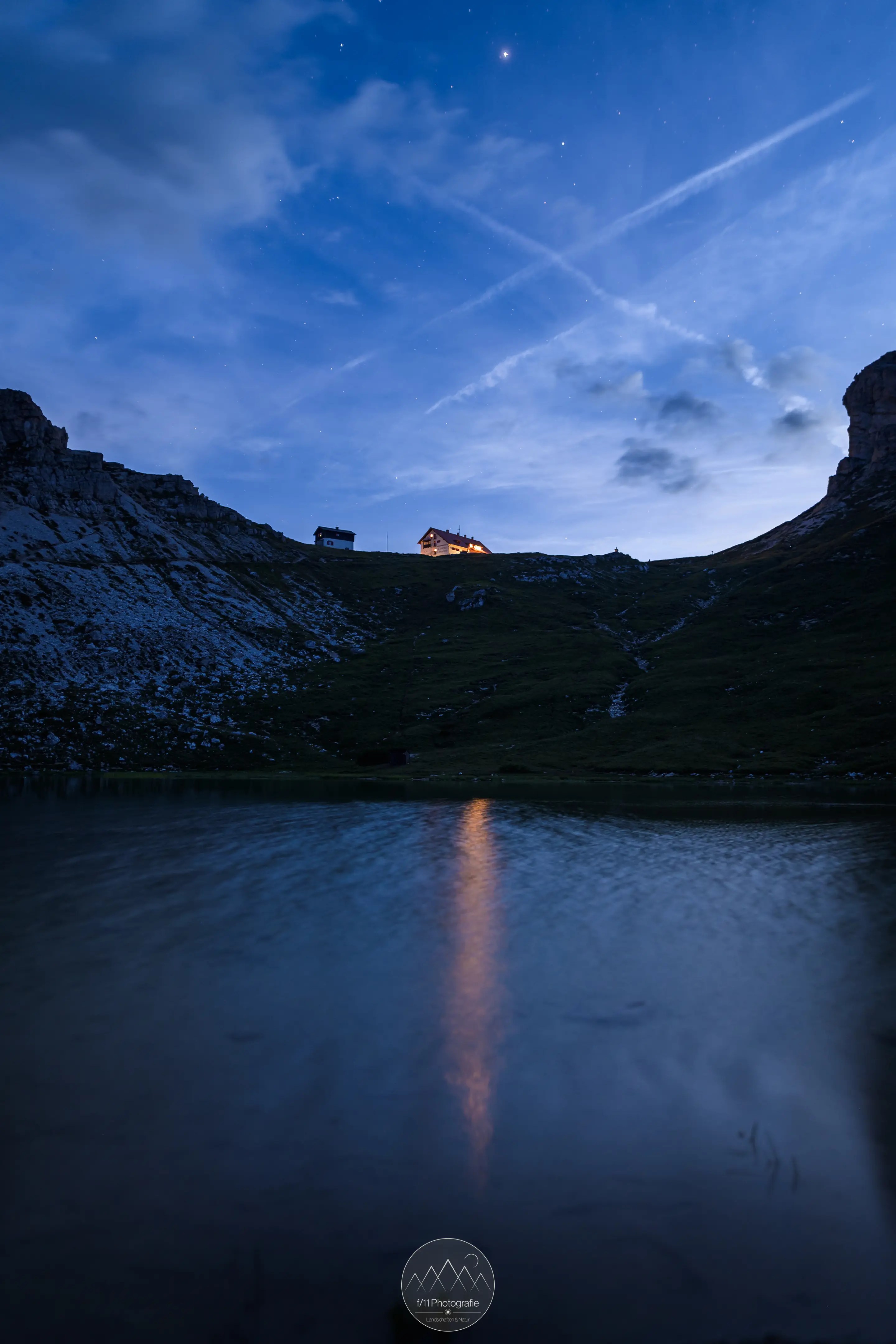 Die 3 Zinnen Hütte zur blauen Stunde und den ersten Sternen am Nachthimmel.