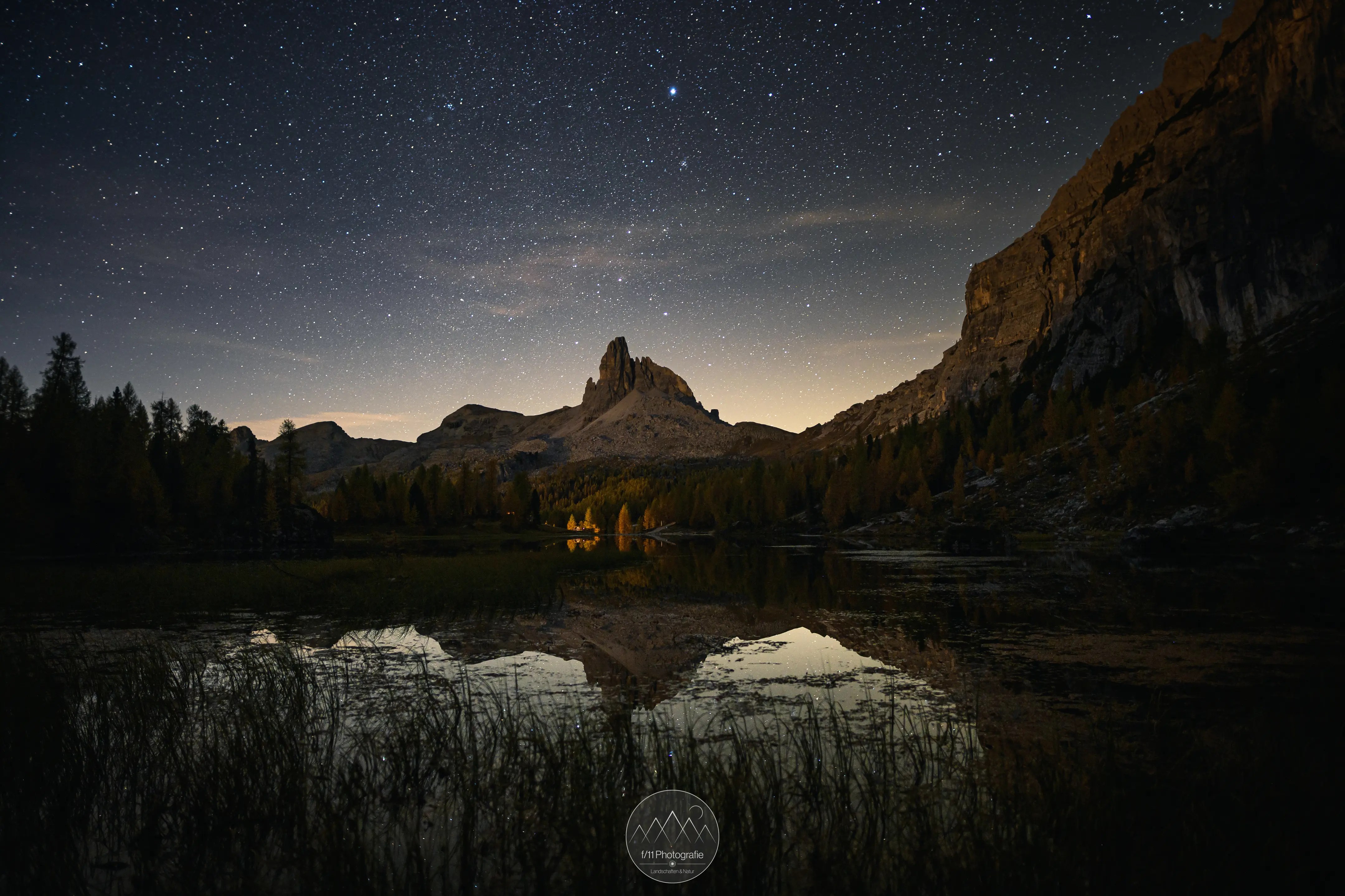 Schleierwolken über dem nächtlichen Lago Federa. Auch ohne Milchstraße ein tolles Motiv.