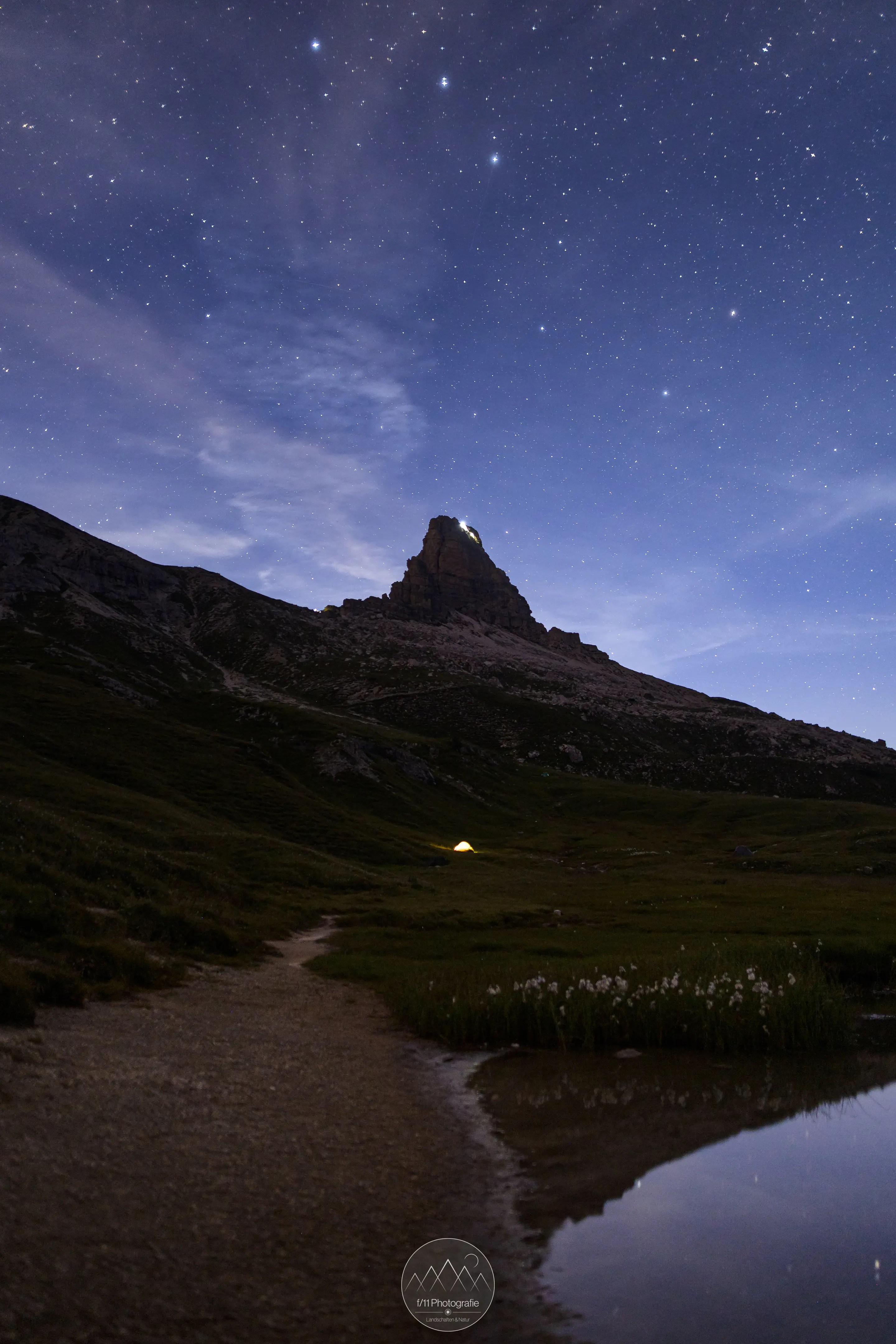 Der Blick zum Toblinger Knoten zum Ende der blauen Stunde. Nachtfotografie ohne Milchstraße.