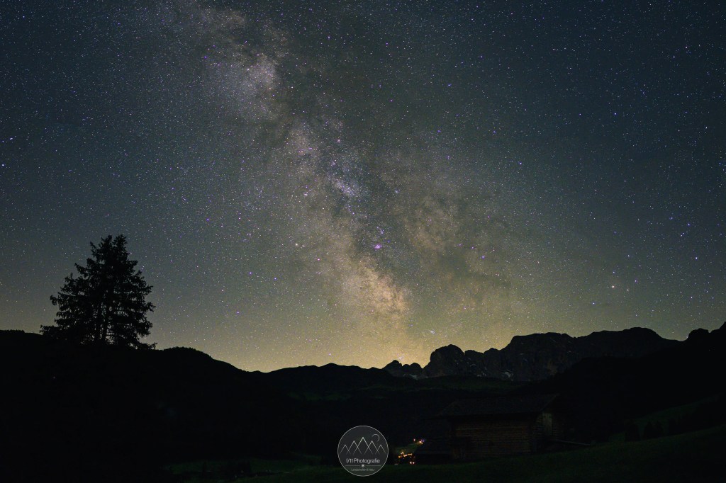 Die Milchstraße über der Seiser Alm in Südtirol, aufgenommen mit der Nikon Zfc mit APS-C Sensor. Es muss für gute Ergebnisse keine High-End-Kamera sein.